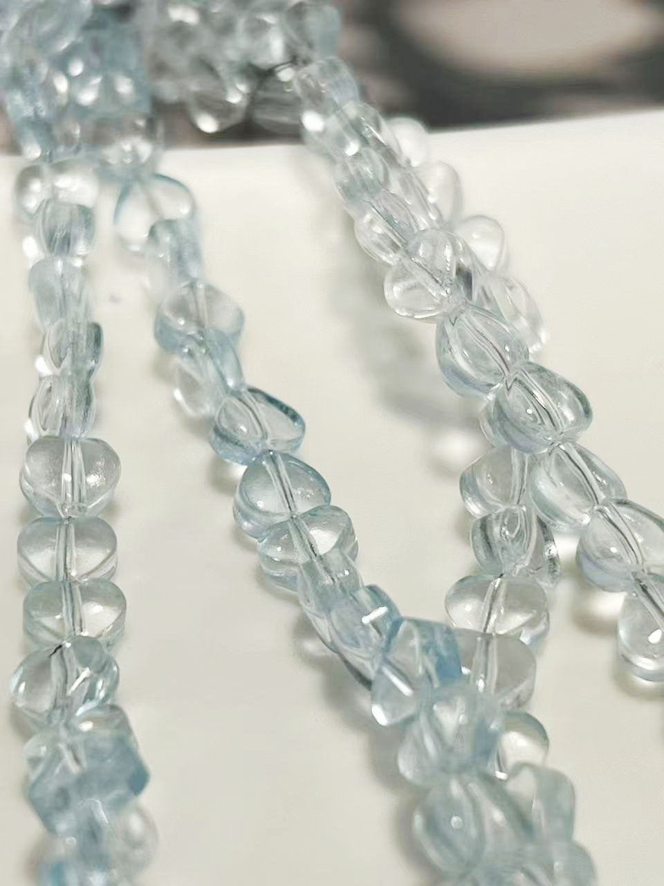 6㎜ハート型 ガラスビーズ クリア(1本あたり約90粒)