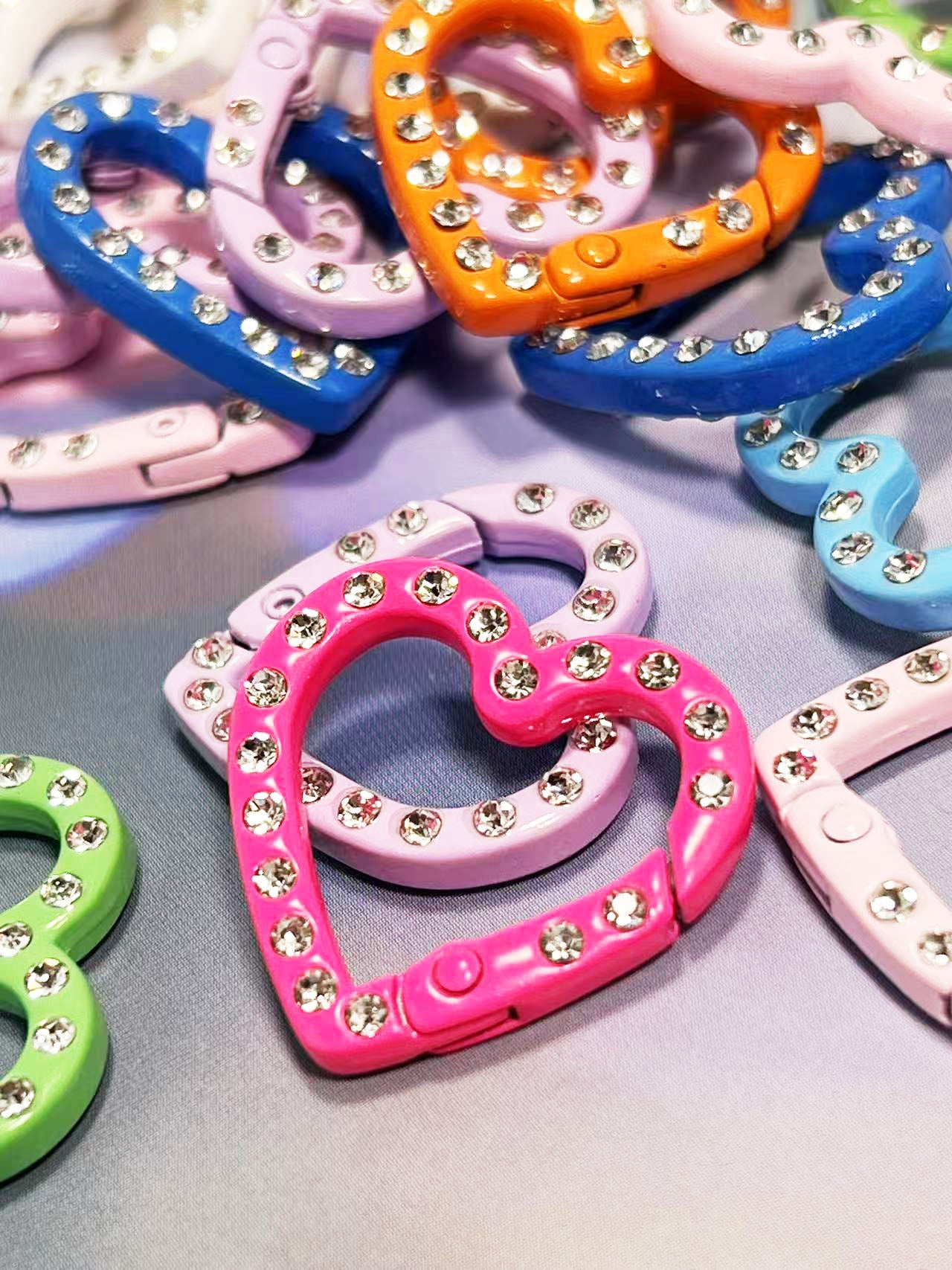 25㎜ カラフルラインストーンハート カラビナ N1051
