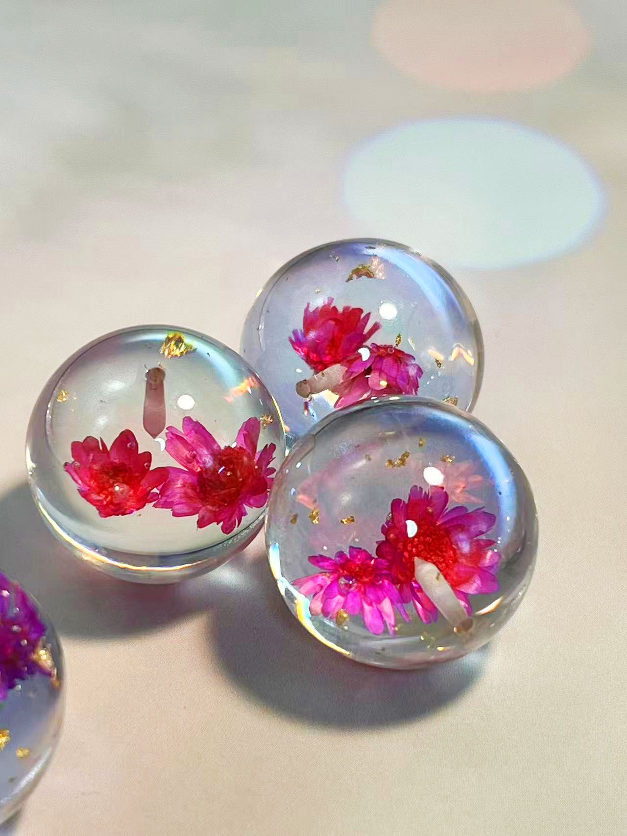 花宙珠(かちゅうだま)・ローズピンク系ドライフラワー入り幻想レジンビーズ(25mm・半穴)