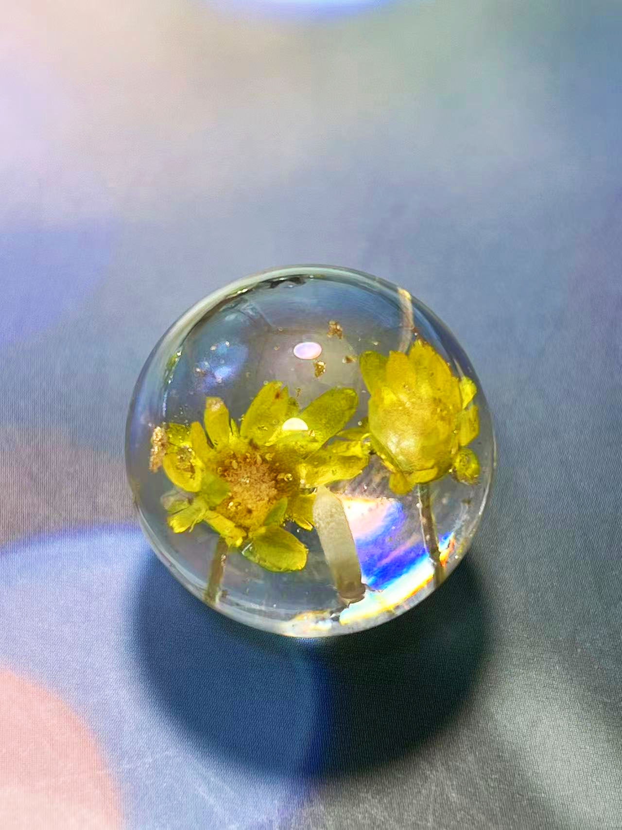 花宙珠(かちゅうだま)・イエロー系ドライフラワー入り幻想レジンビーズ(25mm・半穴)