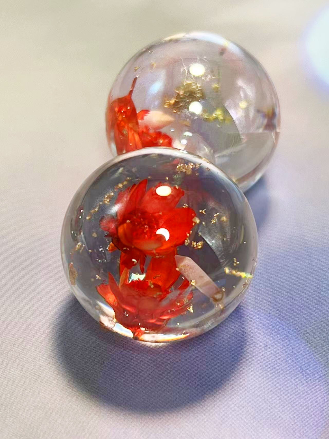 花宙珠(かちゅうだま)・レッド系ドライフラワー入り幻想レジンビーズ(25mm・半穴)