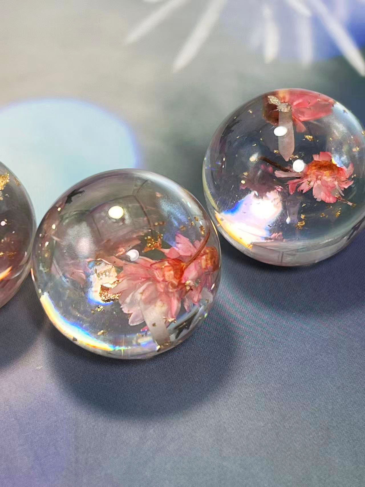 花宙珠(かちゅうだま)・ピンク系ドライフラワー入り幻想レジンビーズ(25mm・半穴)