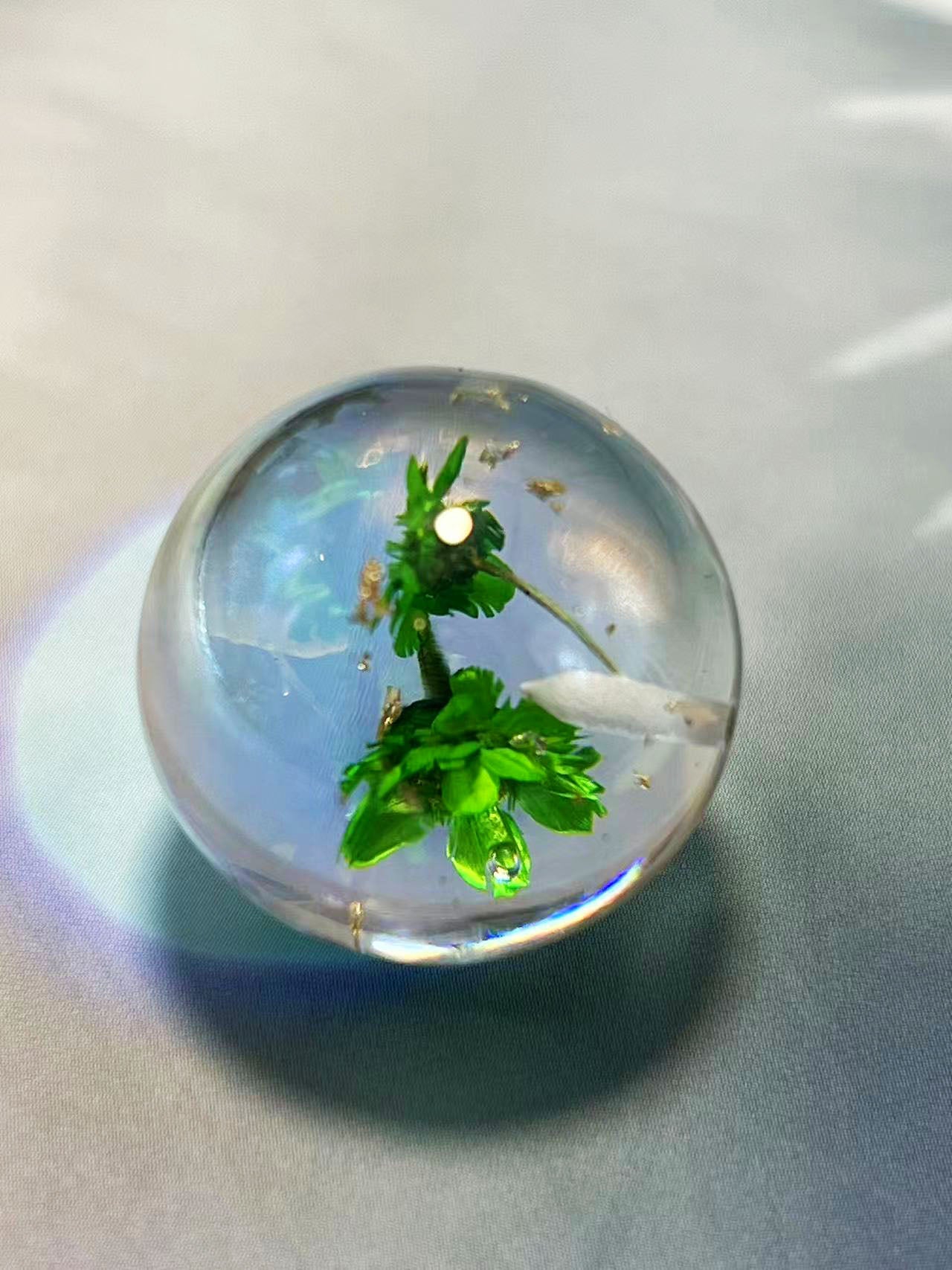 花宙珠(かちゅうだま)・グリーン系ドライフラワー入り幻想レジンビーズ(25mm・半穴)