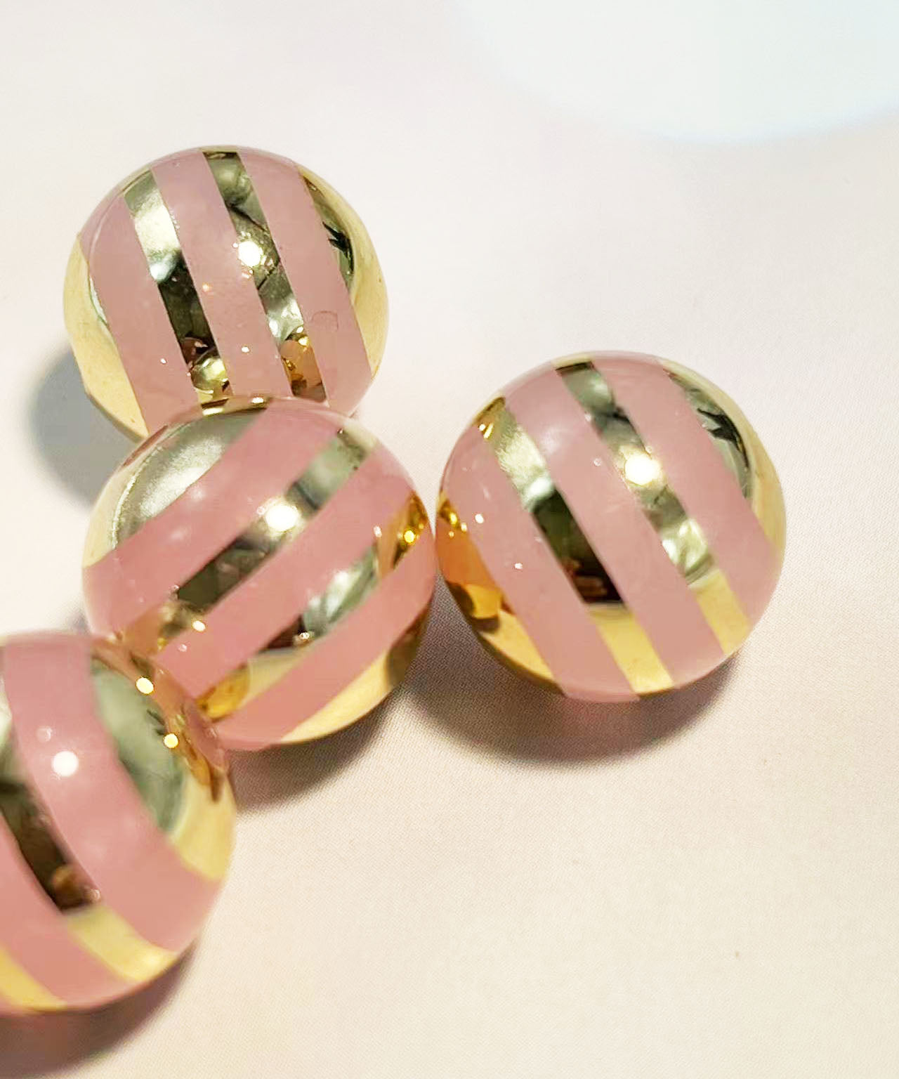 【晴空ストーリーシリーズ】|ベビーピンク×金彩ストライプビーズ・幻想的な輝き