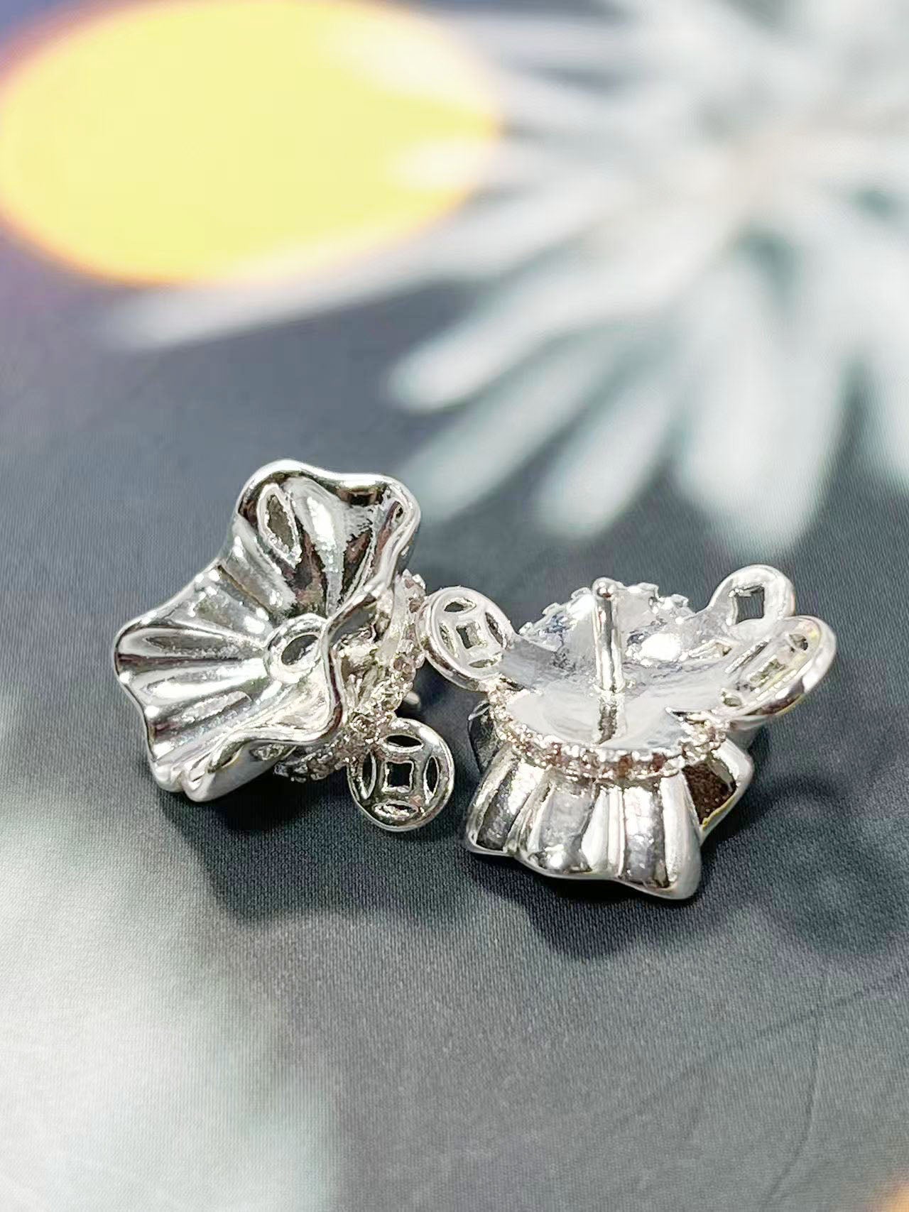 25㎜半穴ビーズ用・ラインストーン付き 花冠風 ヒートン シルバー