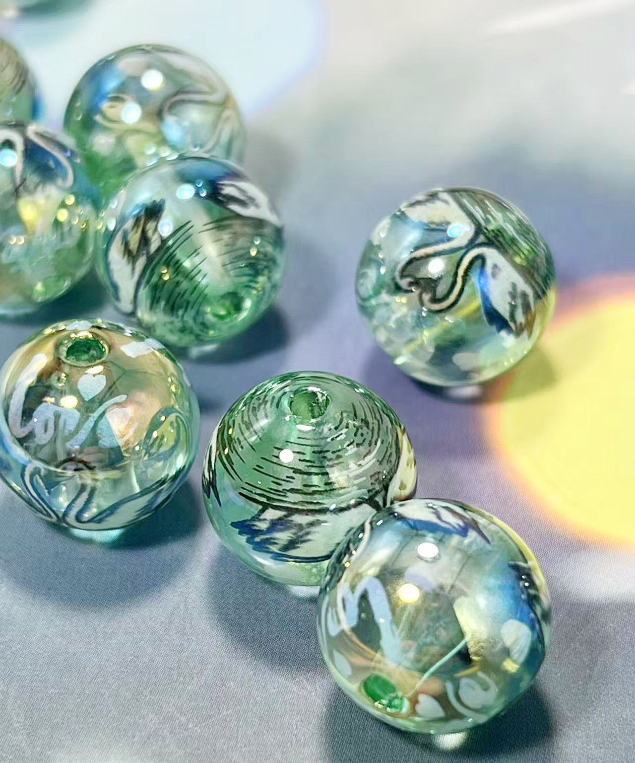 16mm鏡花水月シリーズ|No.5薄緑・白鳥|幻想モチーフ入りレジンビーズ