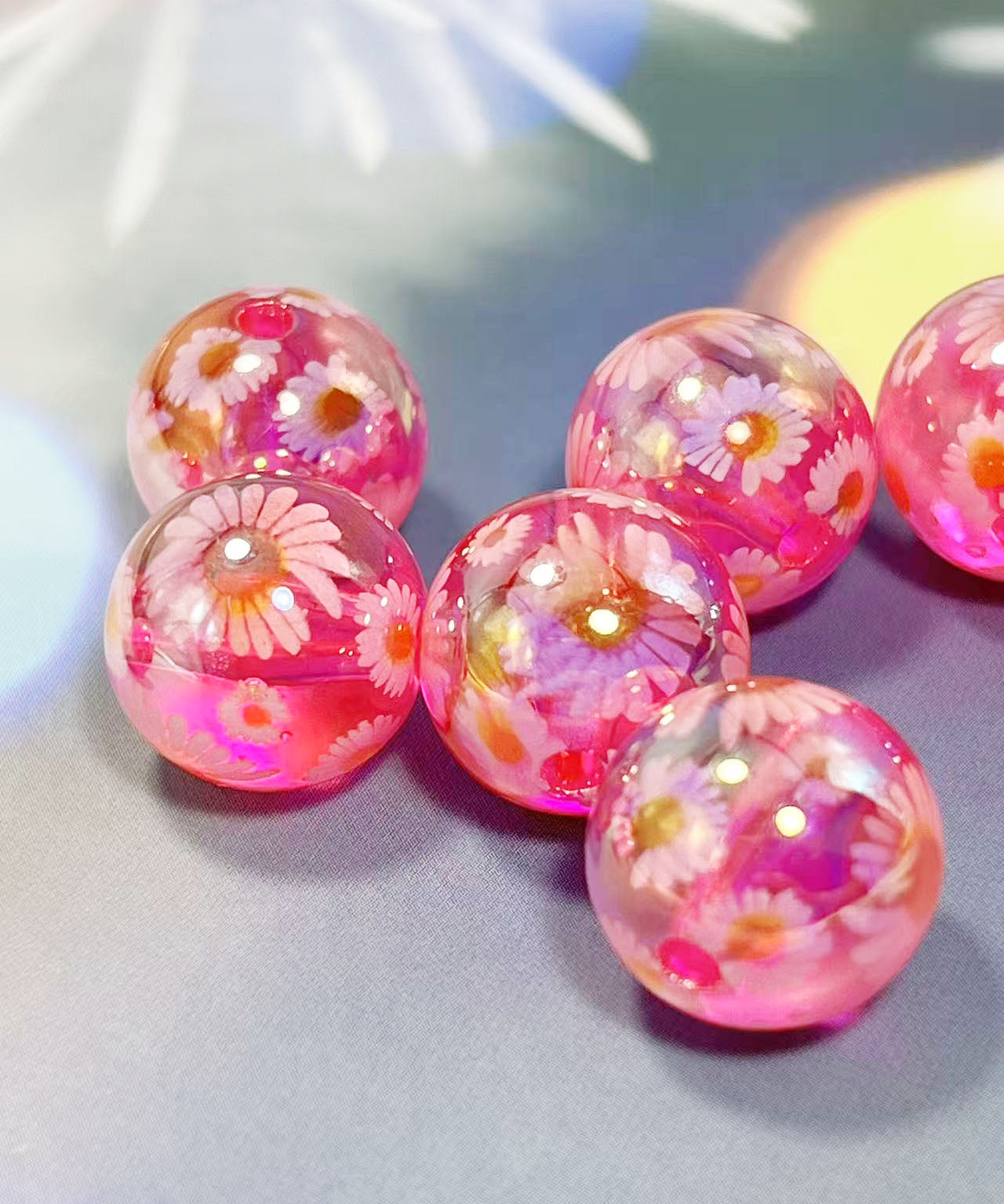 16mm鏡花水月シリーズ|No.8濃ピンク・マーガレット|幻想モチーフ入りレジンビーズ