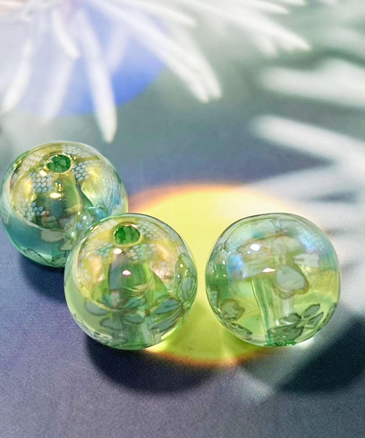 16mm鏡花水月シリーズ|No.10薄緑・桜|幻想モチーフ入りレジンビーズ