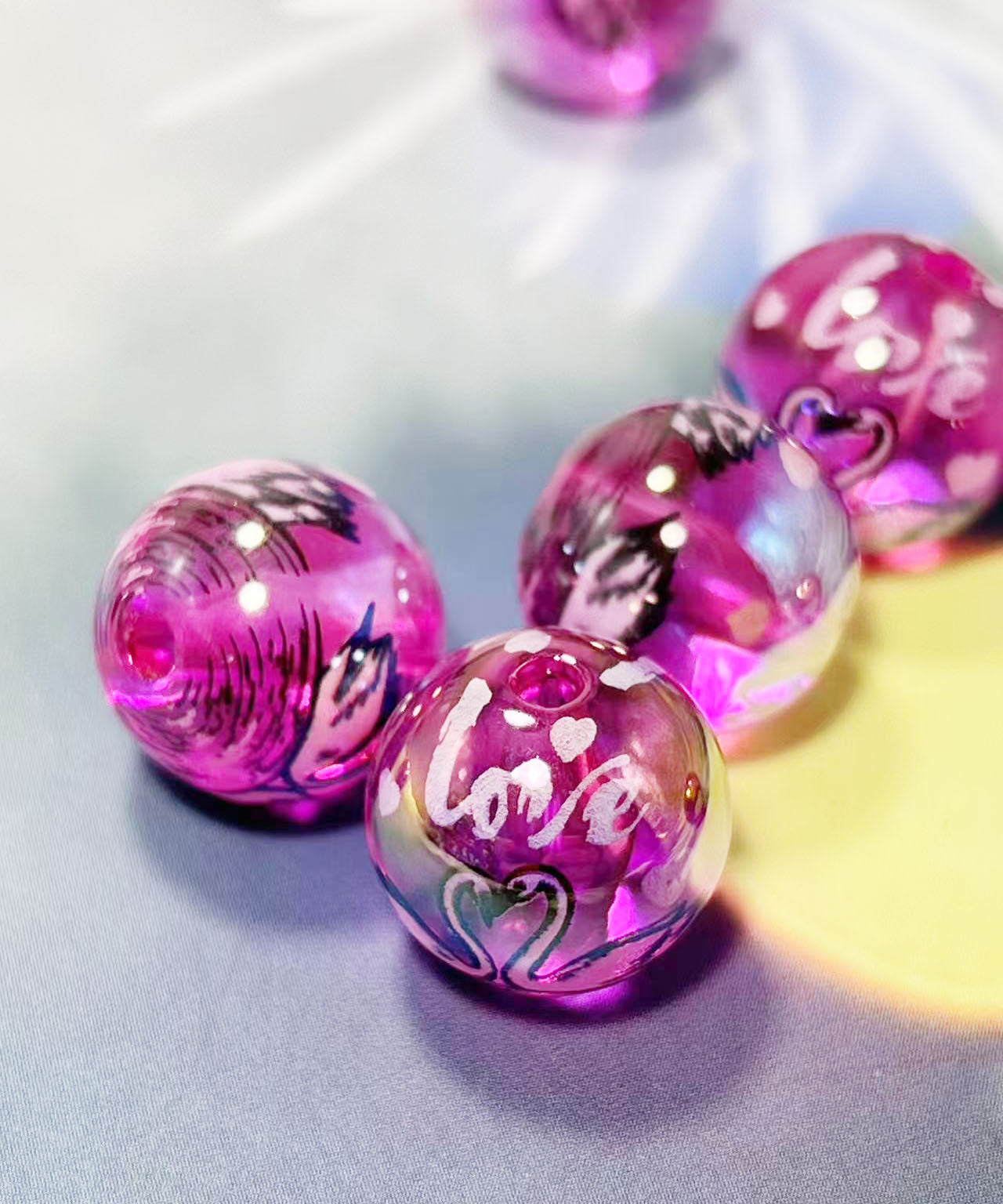 16mm鏡花水月シリーズ|No.13濃ピンク・白鳥|幻想モチーフ入りレジンビーズ