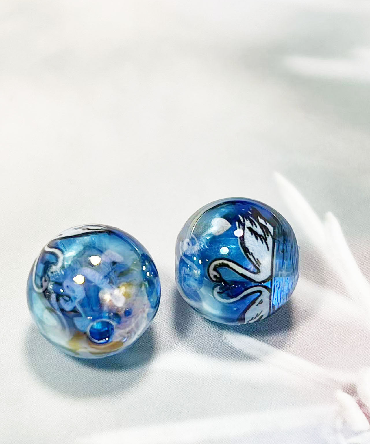 16mm鏡花水月シリーズ|No.15青・白鳥|幻想モチーフ入りレジンビーズ