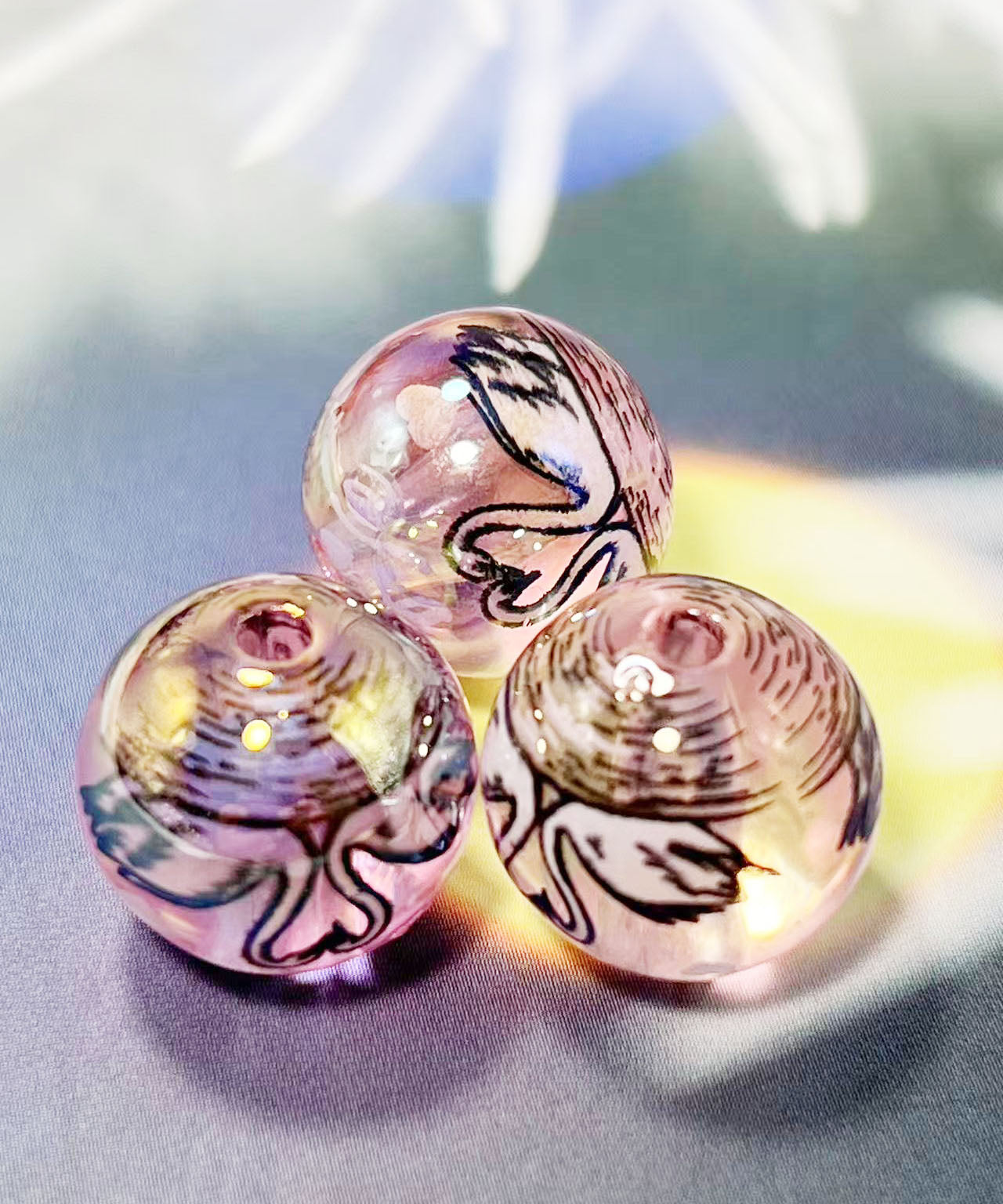 16mm鏡花水月シリーズ|No.16ピンク・白鳥|幻想モチーフ入りレジンビーズ