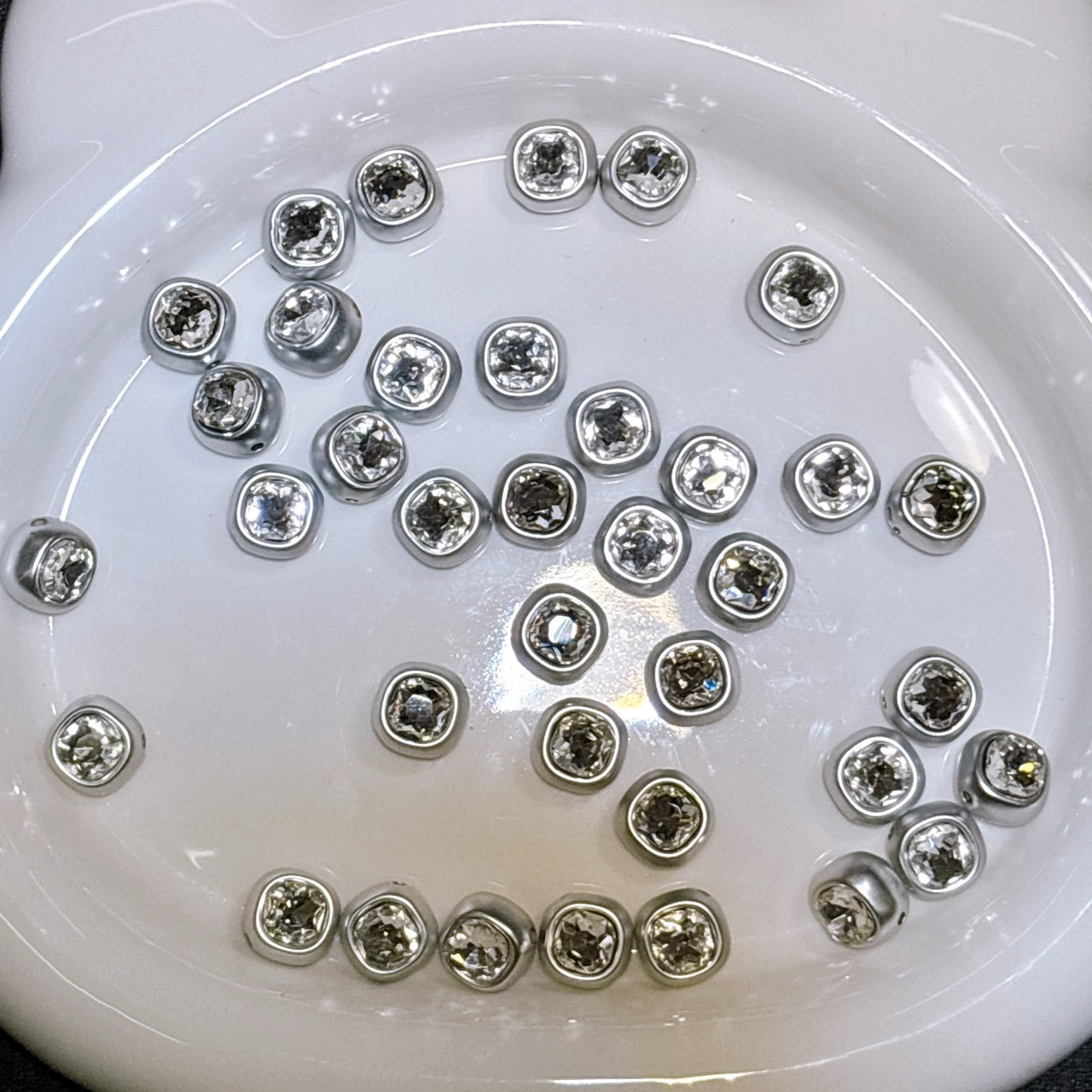 ラインストーン付きビーズ