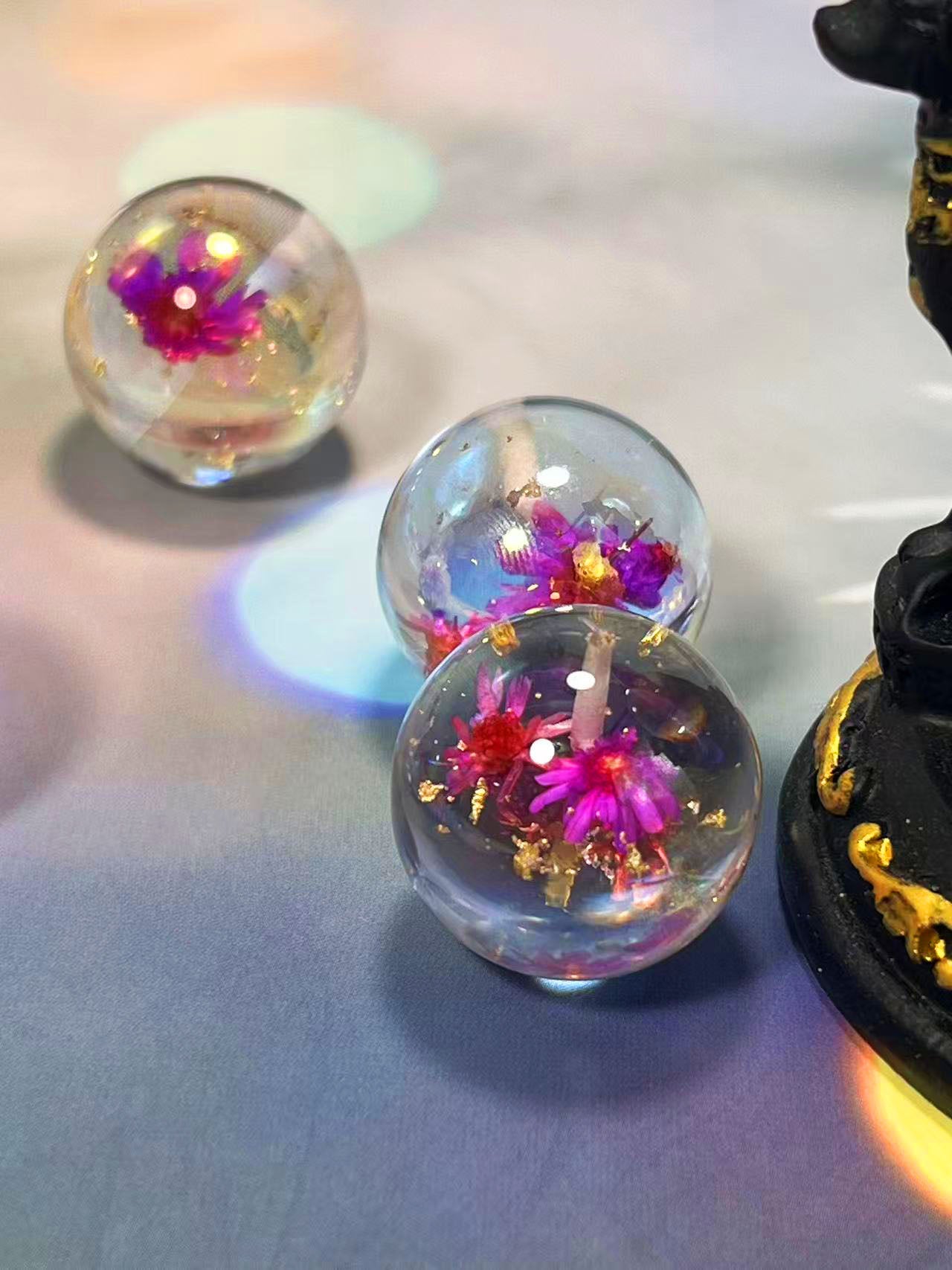 花宙珠（かちゅうだま）・ローズピンク系ドライフラワー入り幻想レジンビーズ（25mm・半穴）