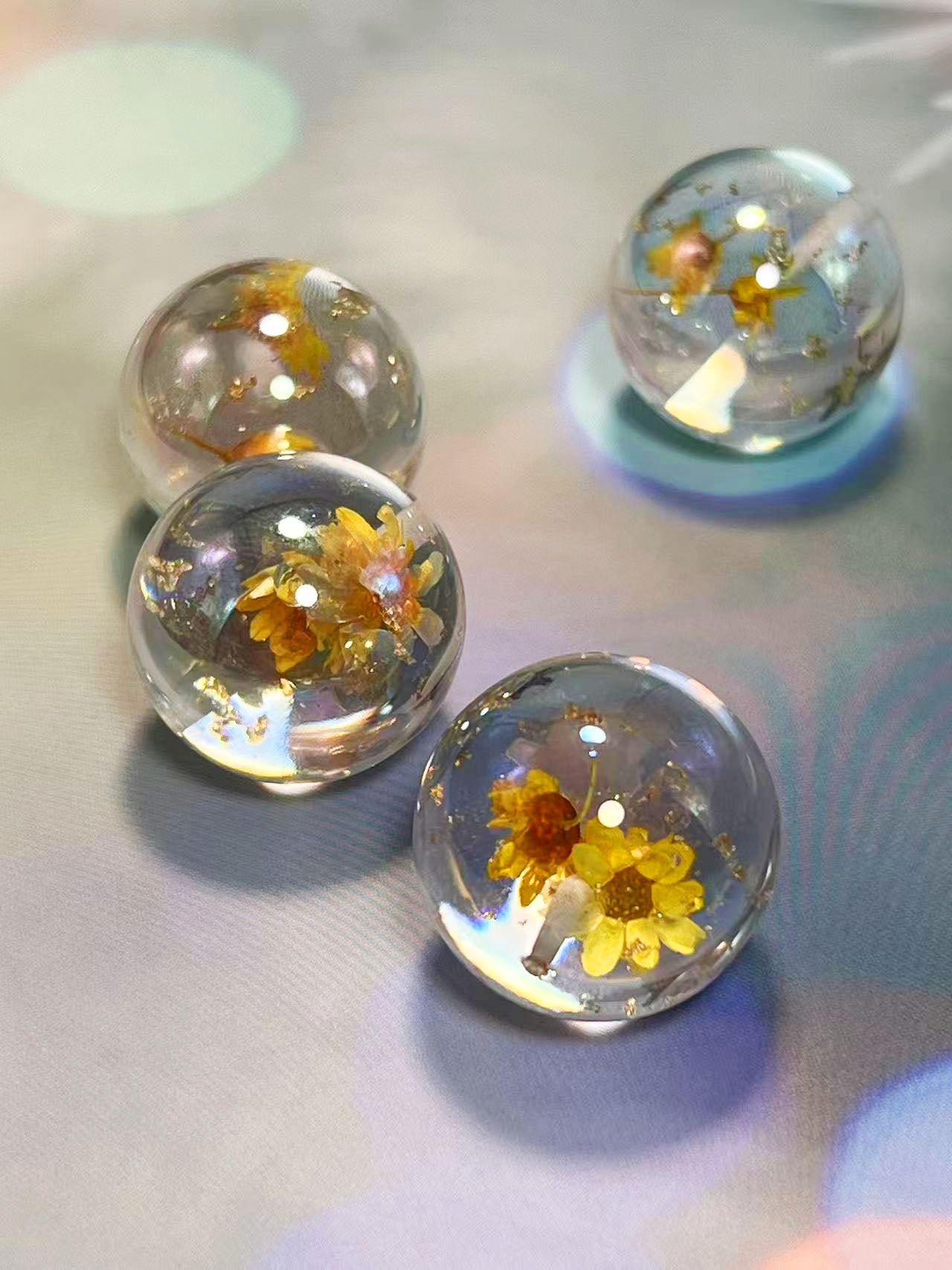 花宙珠（かちゅうだま）・オレンジ系ドライフラワー入り幻想レジンビーズ（25mm・半穴）