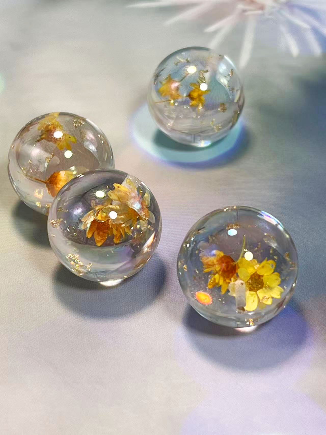 花宙珠（かちゅうだま）・オレンジ系ドライフラワー入り幻想レジンビーズ（25mm・半穴）