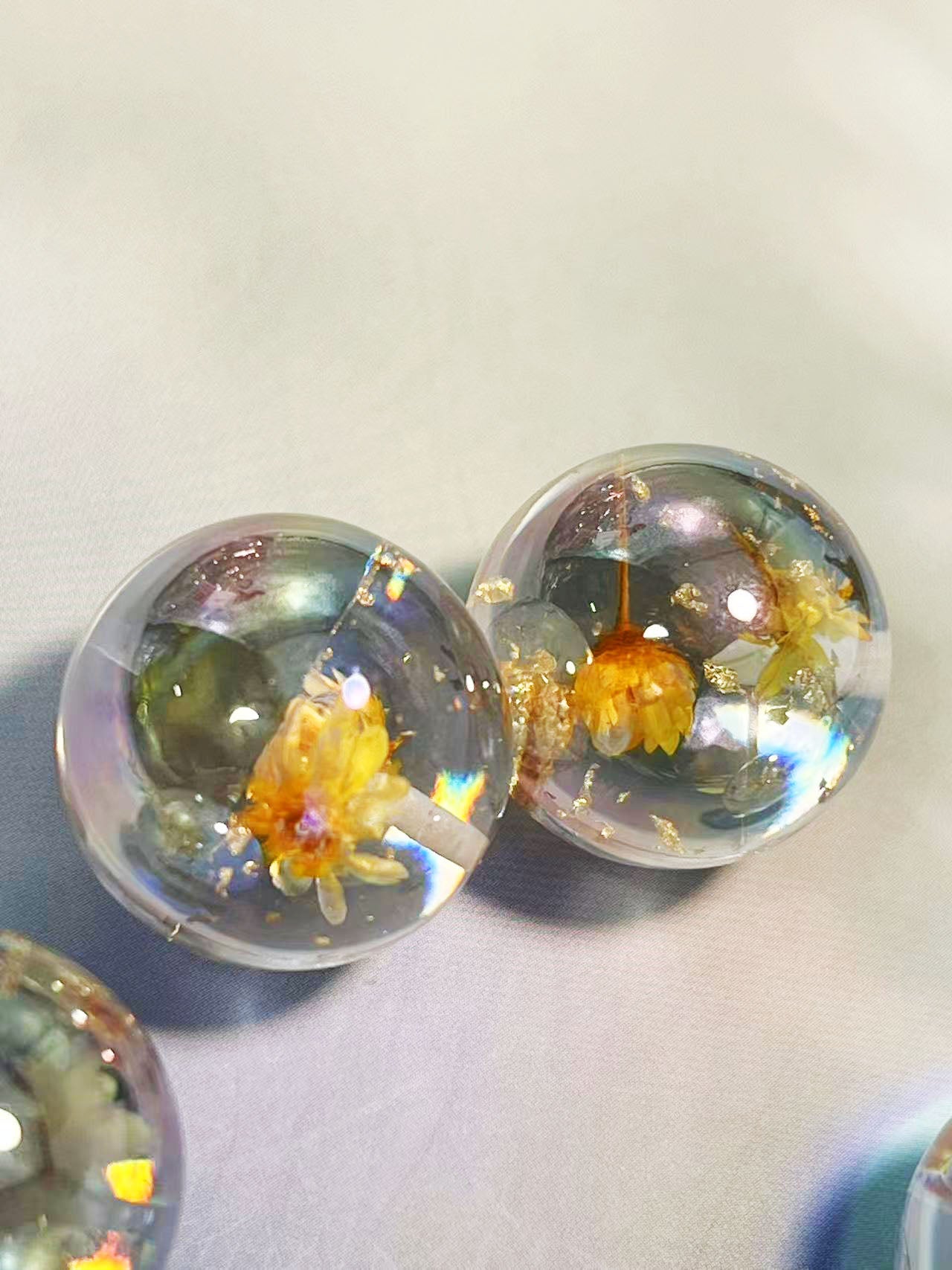 花宙珠（かちゅうだま）・オレンジ系ドライフラワー入り幻想レジンビーズ（25mm・半穴）