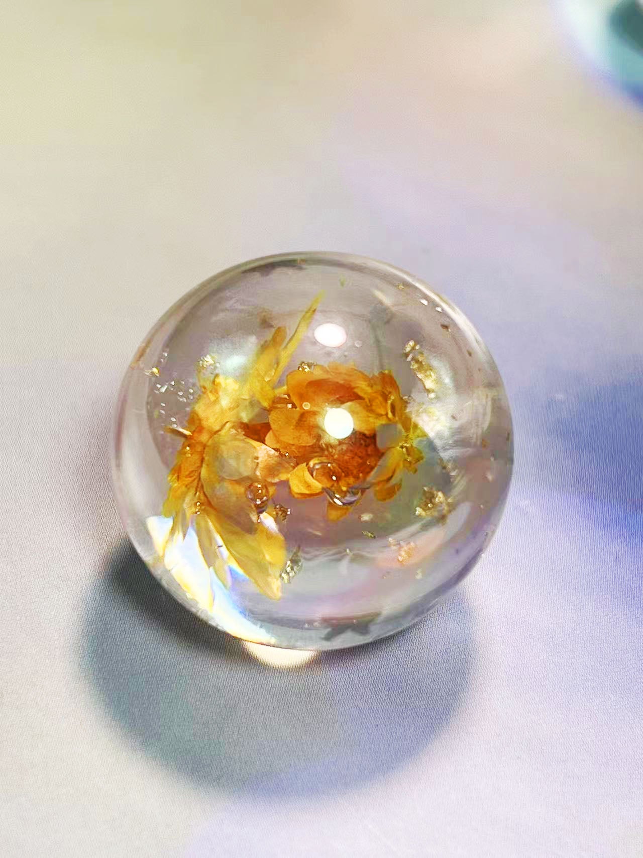 花宙珠（かちゅうだま）・オレンジ系ドライフラワー入り幻想レジンビーズ（25mm・半穴）