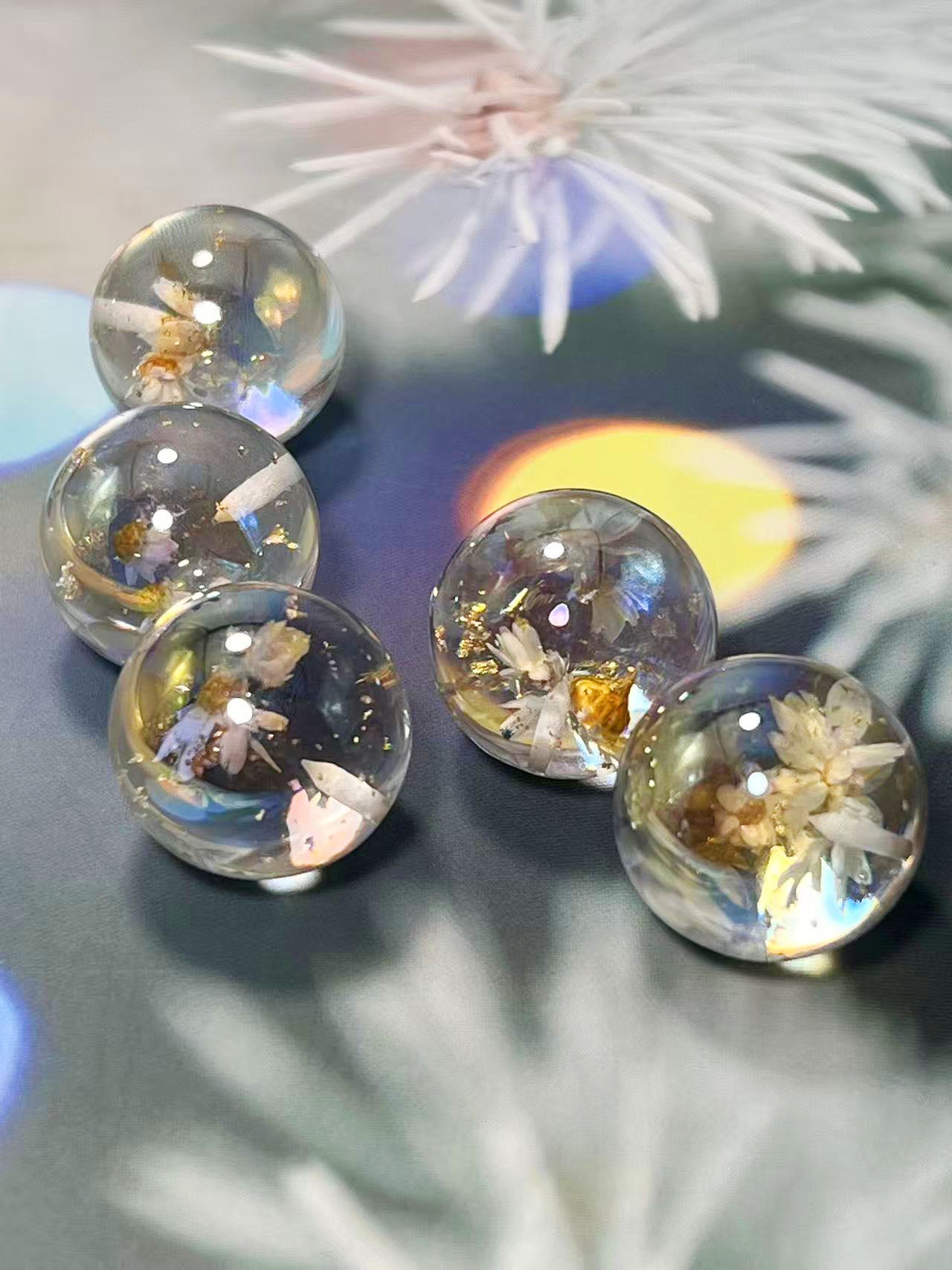 花宙珠（かちゅうだま）・ホワイト系ドライフラワー入り幻想レジンビーズ（25mm・半穴）