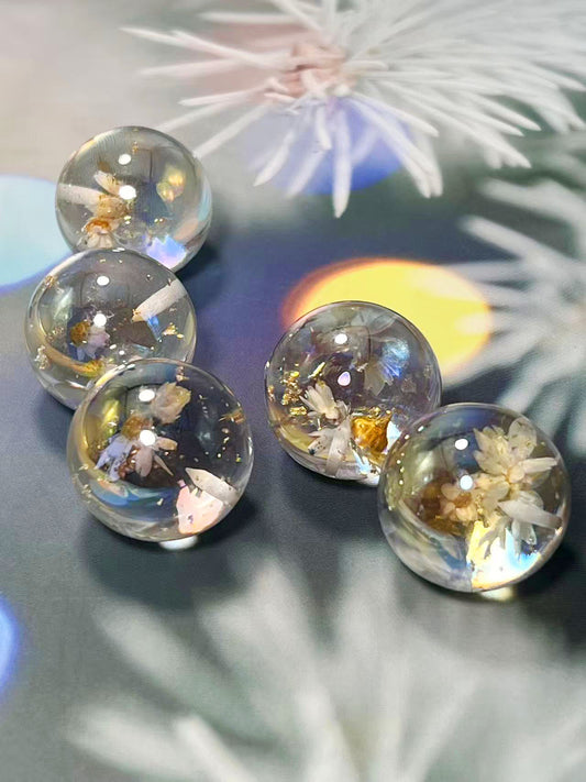 花宙珠（かちゅうだま）・ホワイト系ドライフラワー入り幻想レジンビーズ（25mm・半穴）