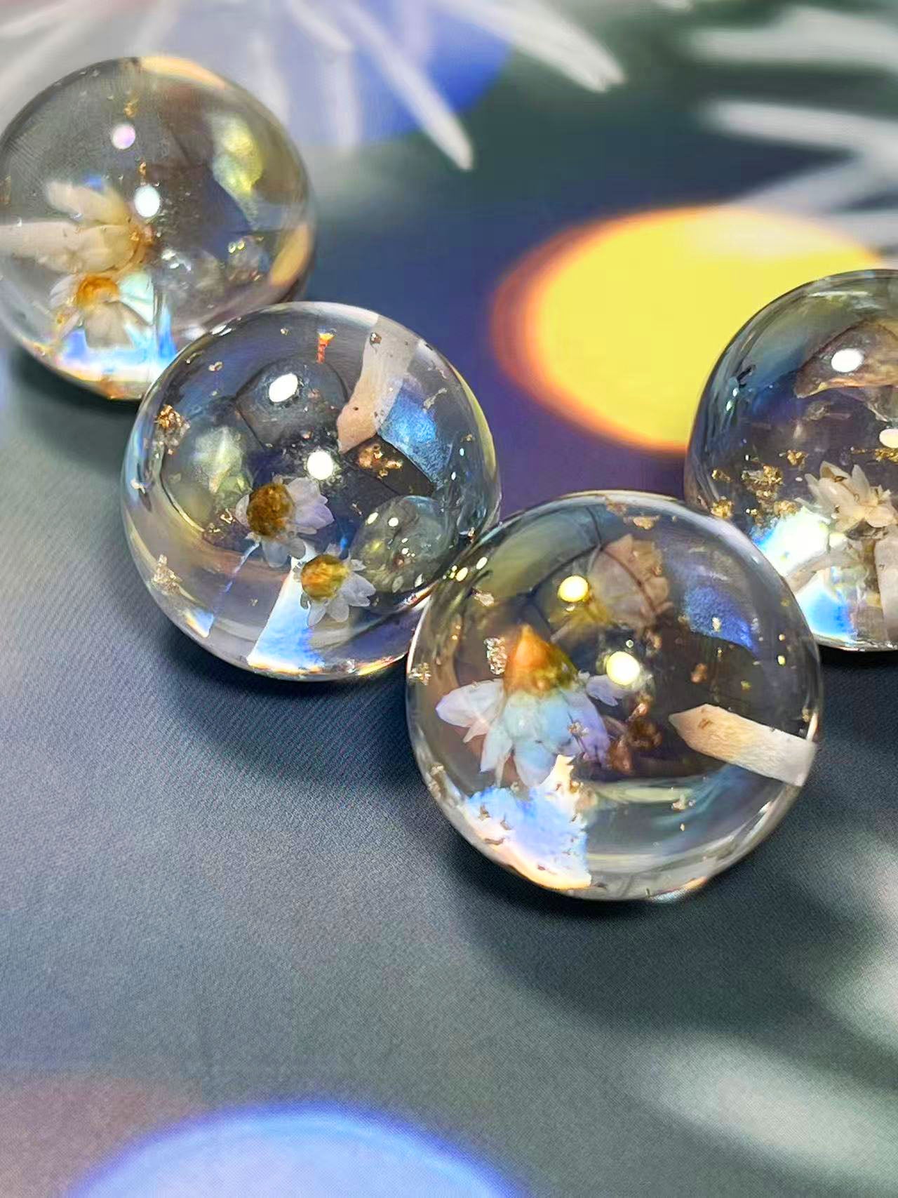 花宙珠（かちゅうだま）・ホワイト系ドライフラワー入り幻想レジンビーズ（25mm・半穴）