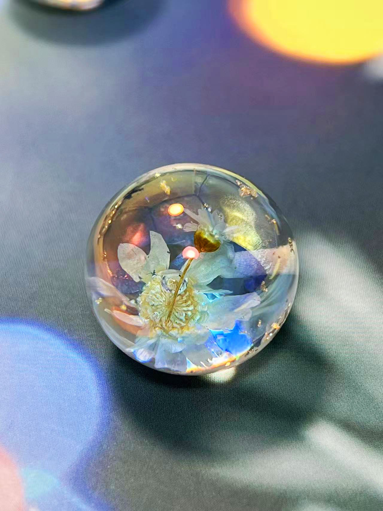 花宙珠（かちゅうだま）・ホワイト系ドライフラワー入り幻想レジンビーズ（25mm・半穴）