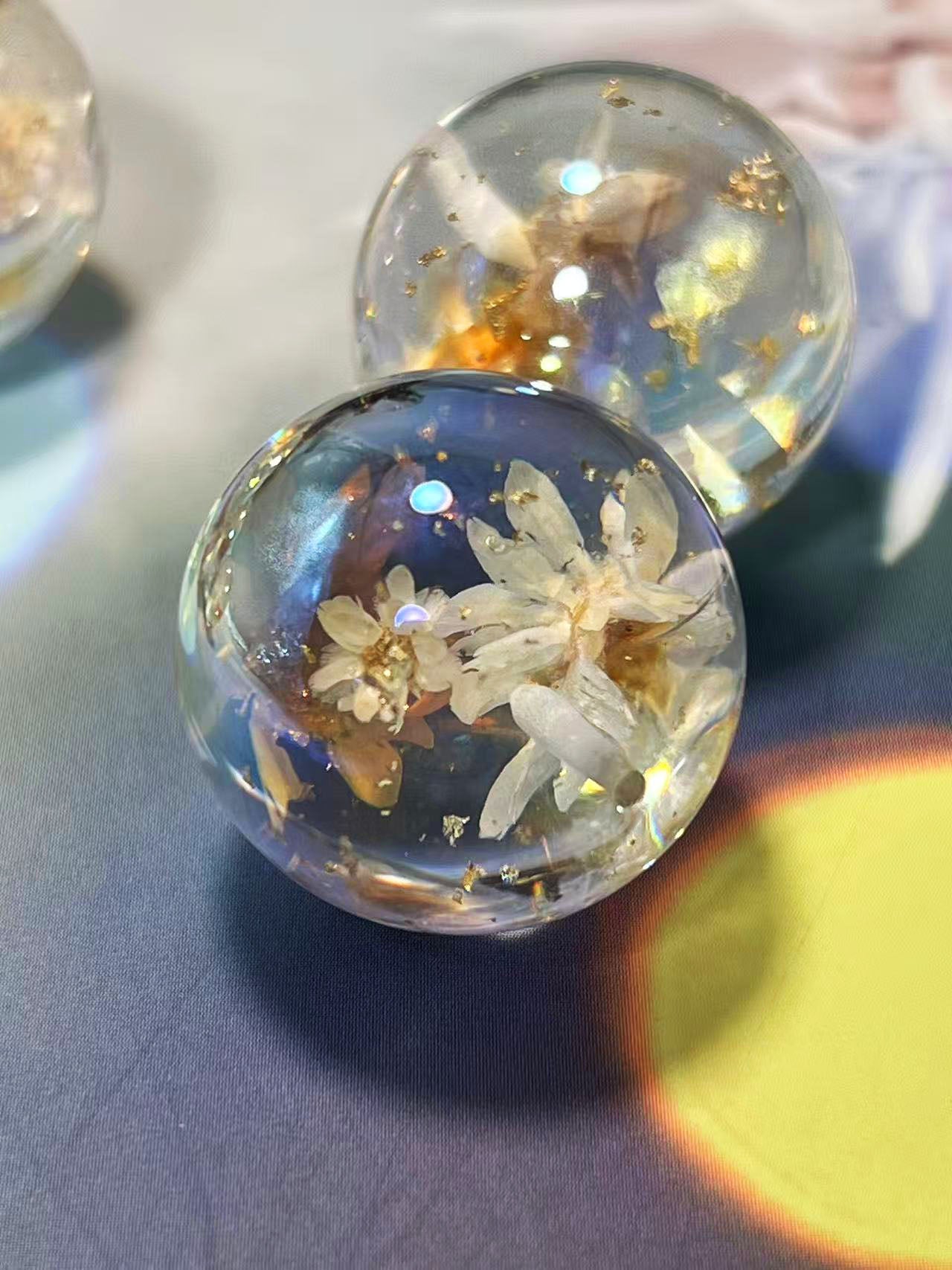 花宙珠（かちゅうだま）・ホワイト系ドライフラワー入り幻想レジンビーズ（25mm・半穴）