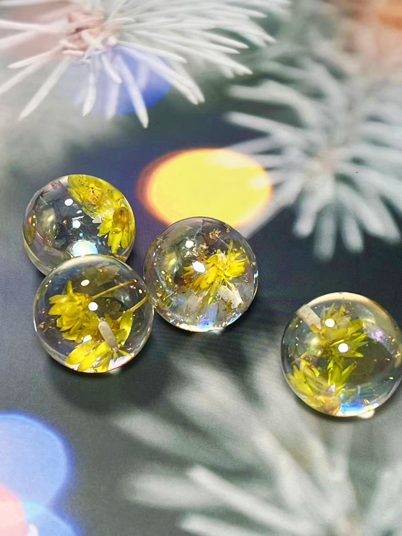 花宙珠（かちゅうだま）・イエロー系ドライフラワー入り幻想レジンビーズ（25mm・半穴）