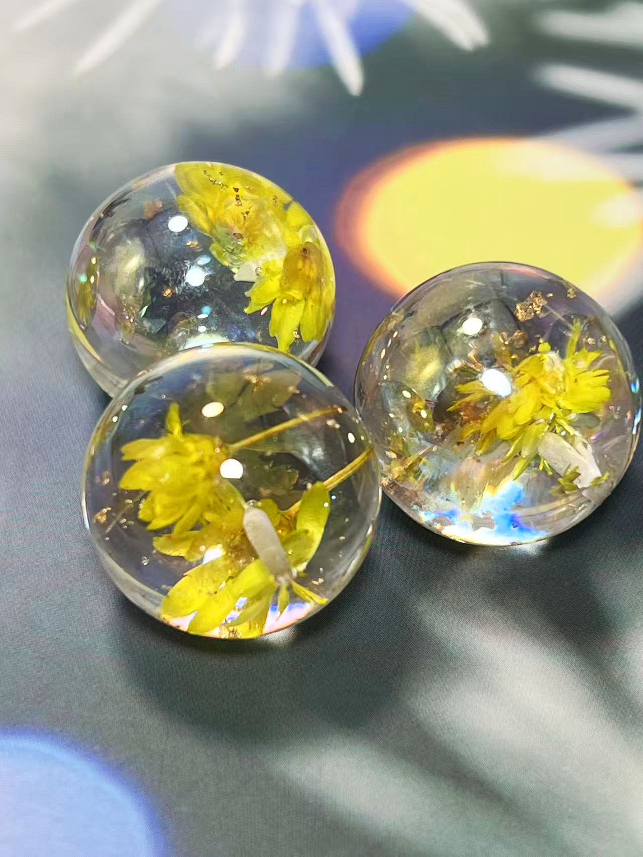 花宙珠（かちゅうだま）・イエロー系ドライフラワー入り幻想レジンビーズ（25mm・半穴）