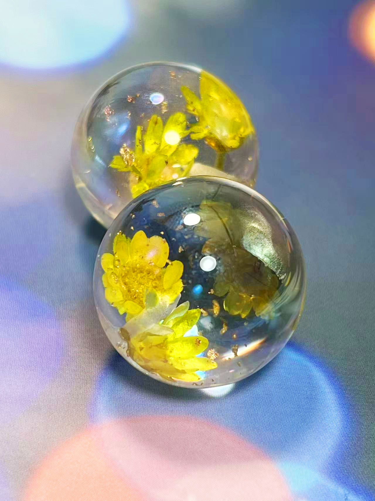 花宙珠（かちゅうだま）・イエロー系ドライフラワー入り幻想レジンビーズ（25mm・半穴）