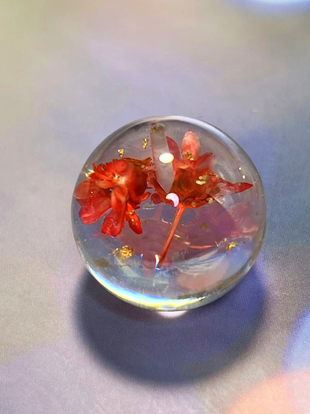 花宙珠（かちゅうだま）・レッド系ドライフラワー入り幻想レジンビーズ（25mm・半穴）