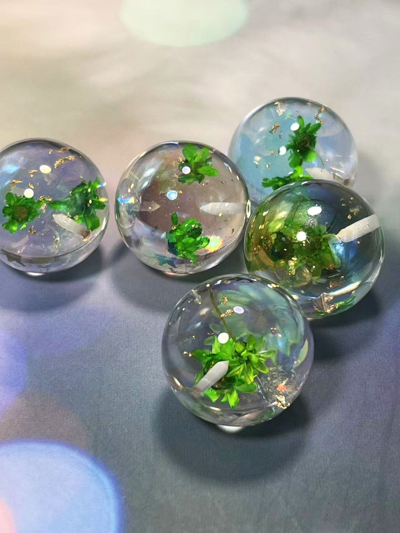 花宙珠（かちゅうだま）・グリーン系ドライフラワー入り幻想レジンビーズ（25mm・半穴）