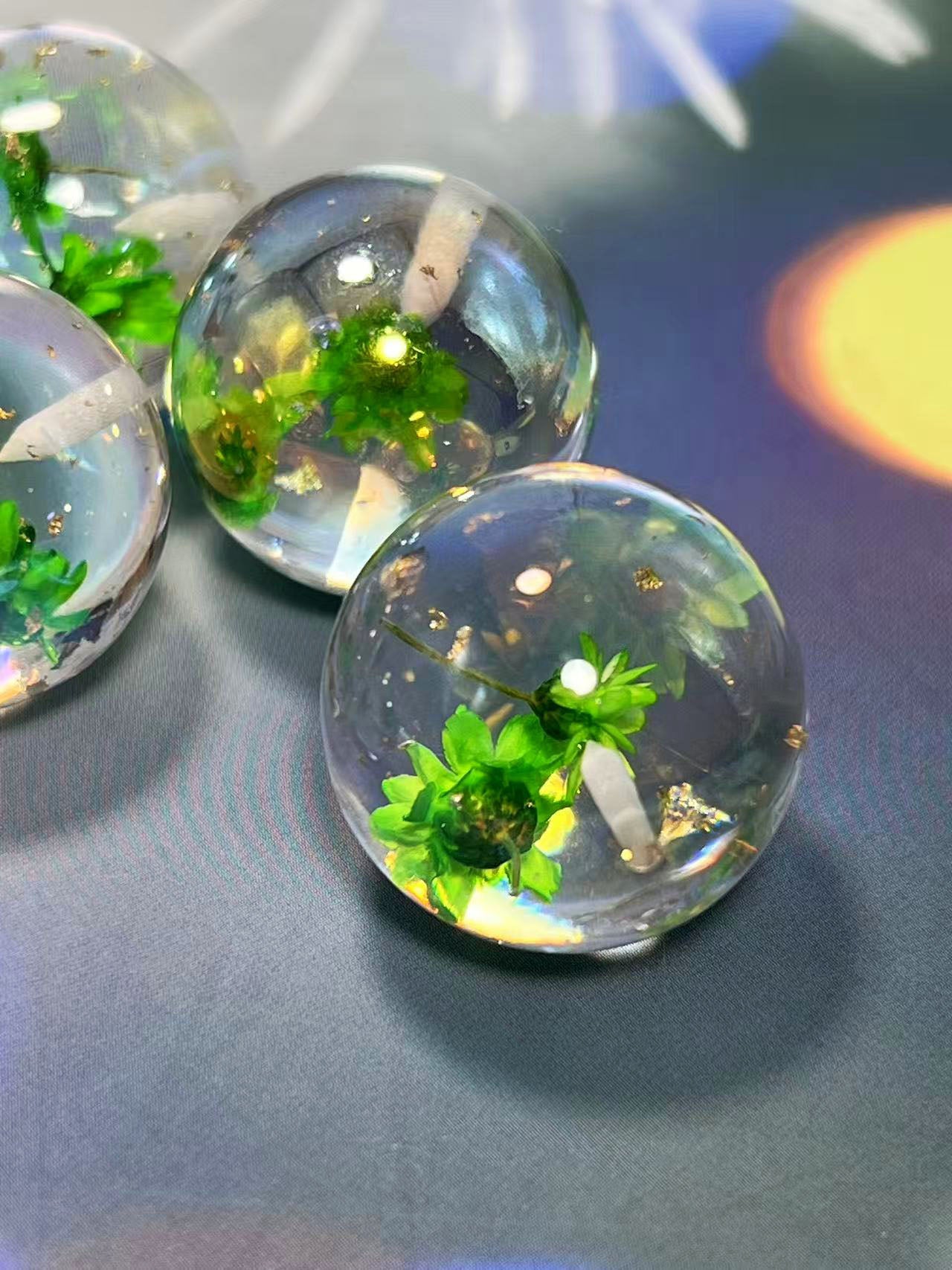 花宙珠（かちゅうだま）・グリーン系ドライフラワー入り幻想レジンビーズ（25mm・半穴）