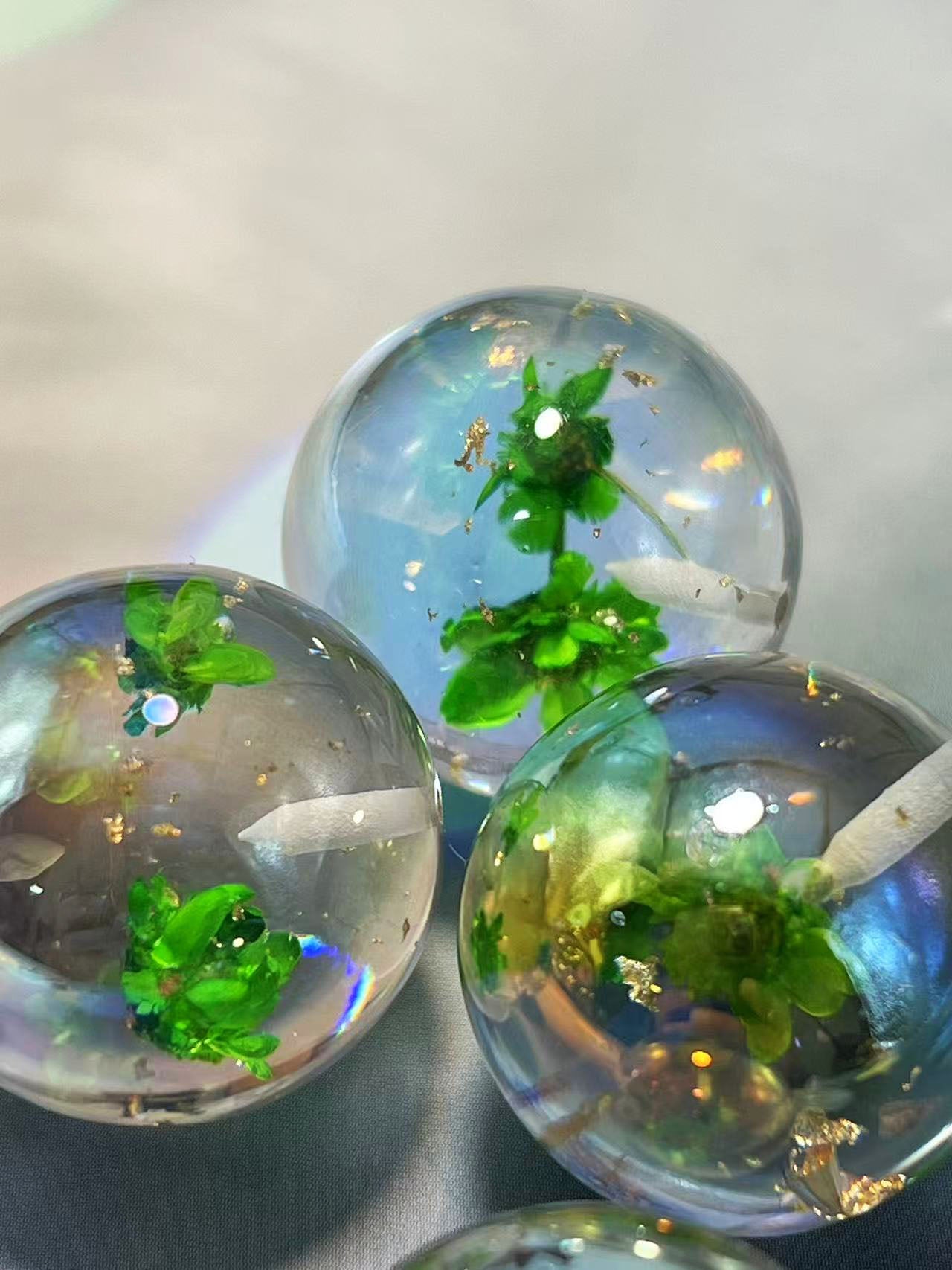 花宙珠（かちゅうだま）・グリーン系ドライフラワー入り幻想レジンビーズ（25mm・半穴）