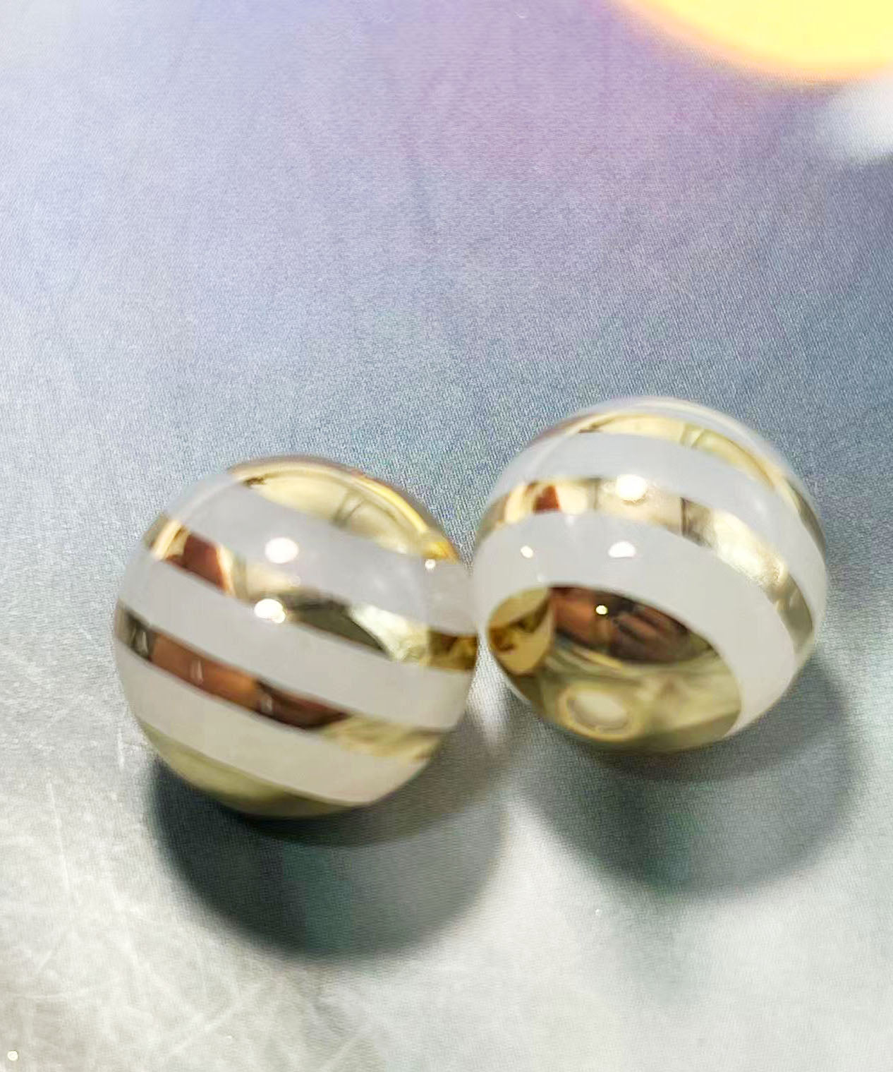 【晴空ストーリーシリーズ】｜パールホワイト×金彩ストライプビーズ・幻想的な輝き