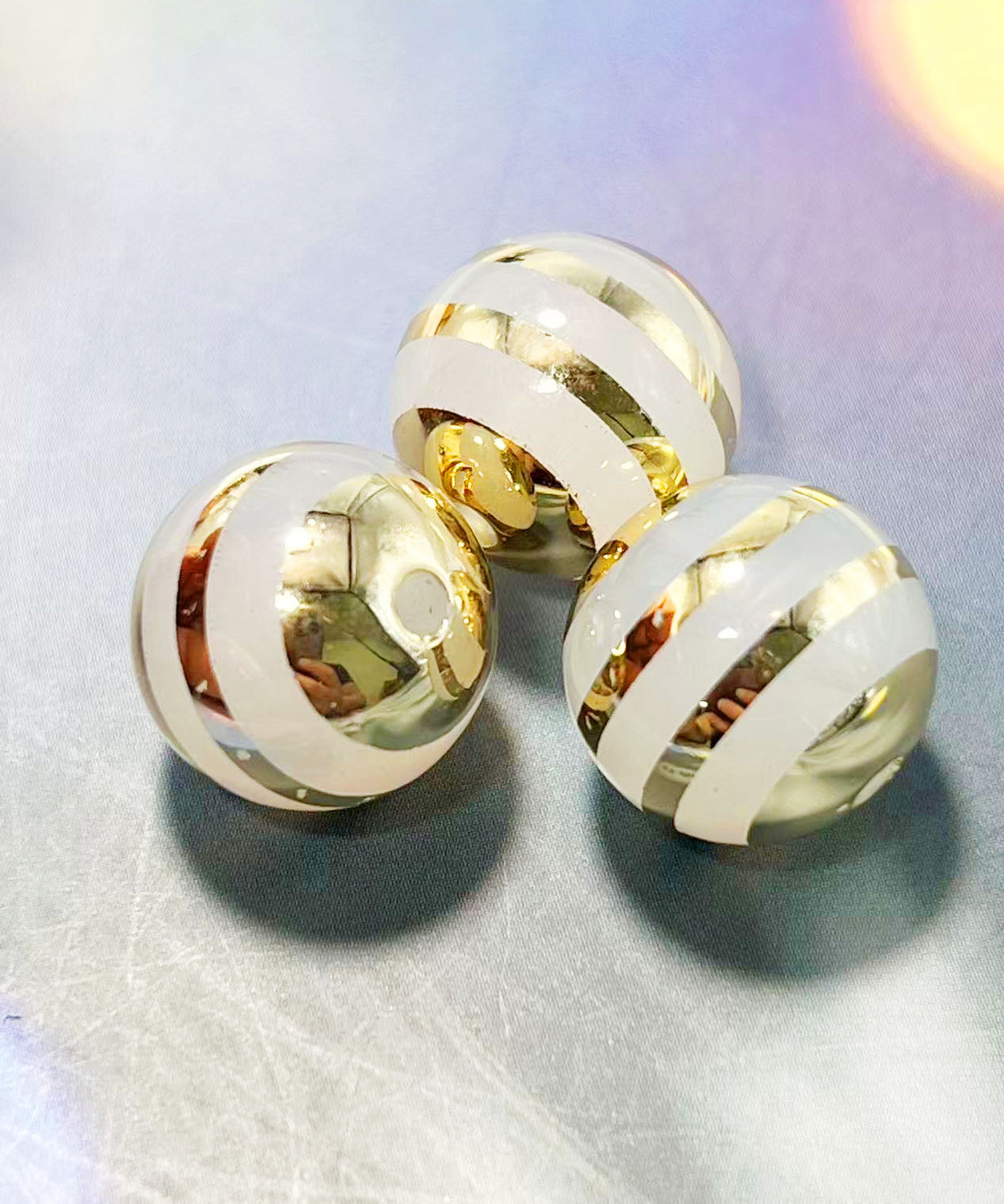 【晴空ストーリーシリーズ】｜パールホワイト×金彩ストライプビーズ・幻想的な輝き