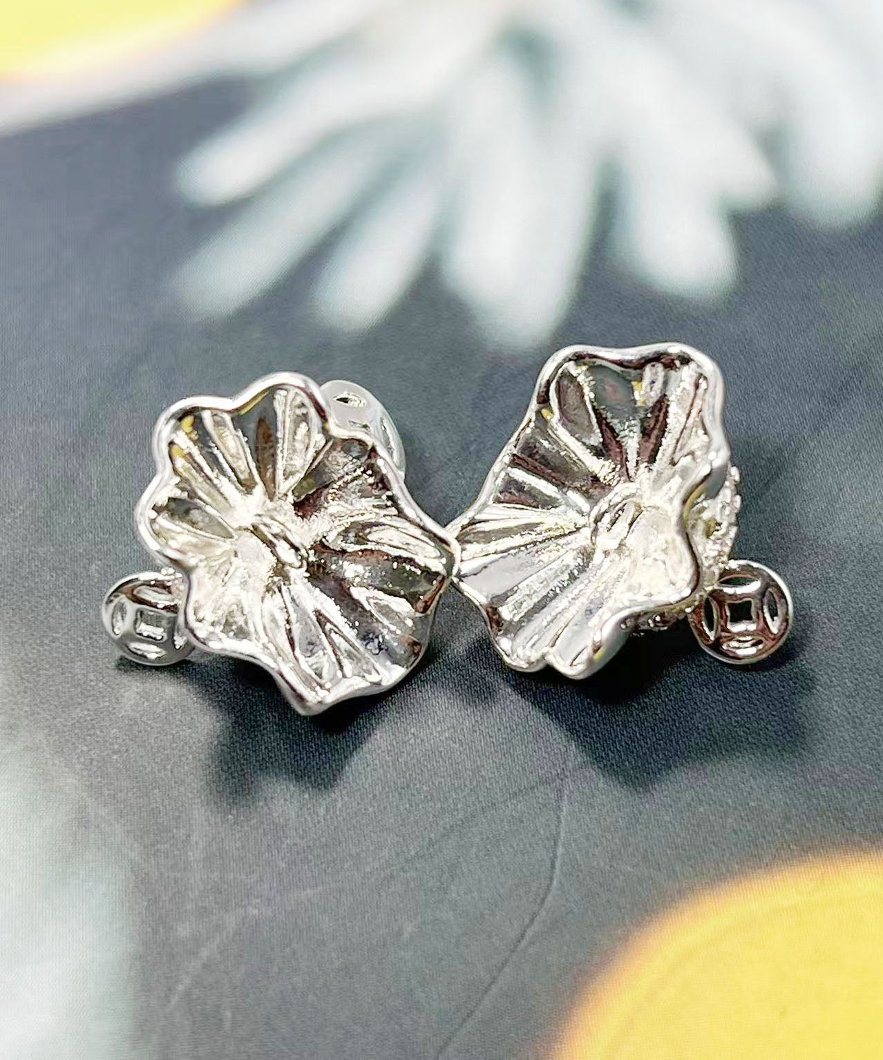 25㎜半穴ビーズ用・ラインストーン付き 花冠風 ヒートン シルバー