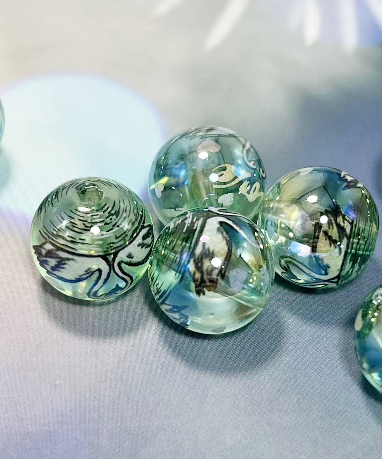 16mm鏡花水月シリーズ｜No.5薄緑・白鳥｜幻想モチーフ入りレジンビーズ