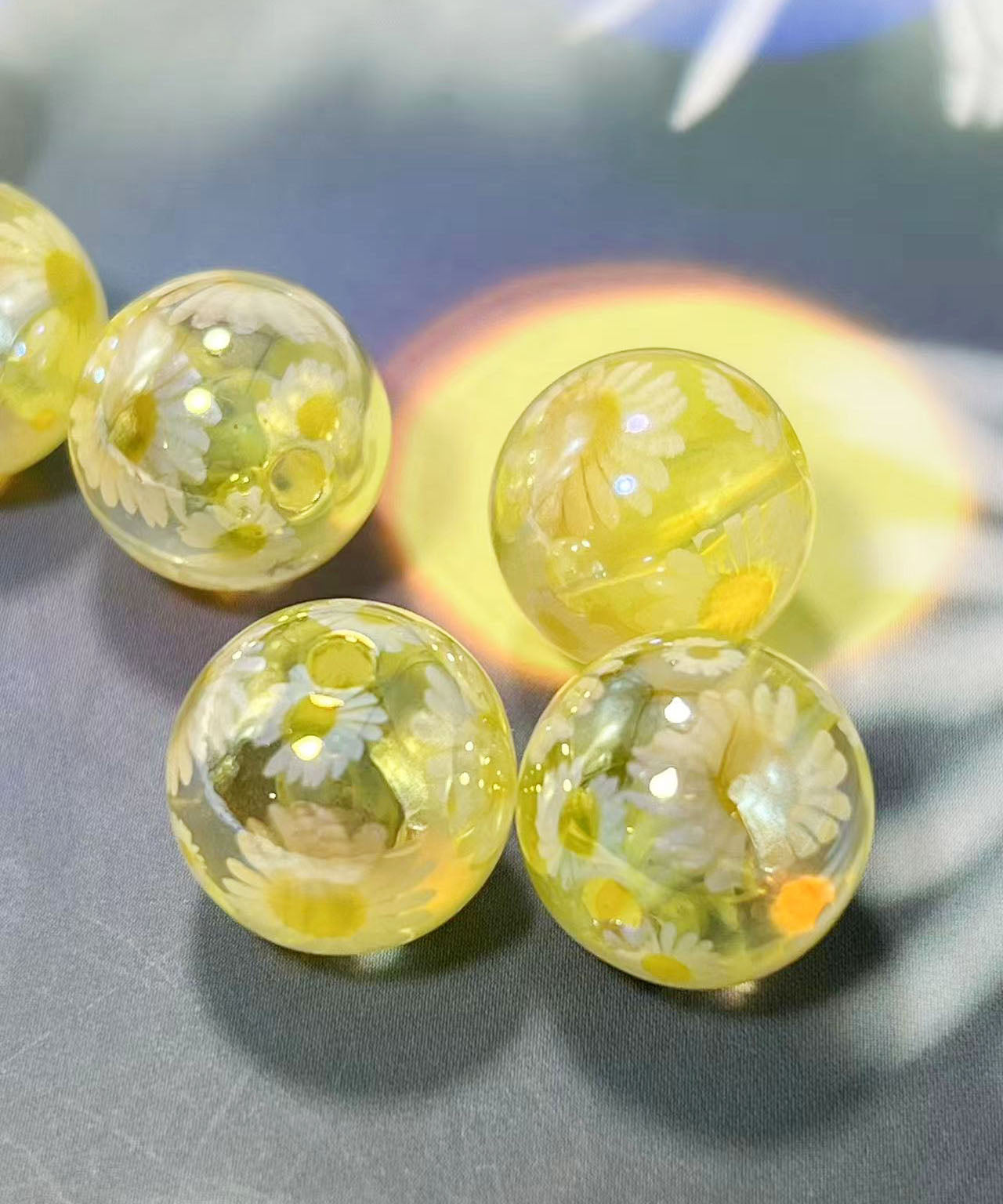 16mm鏡花水月シリーズ｜No.6黄色・マーガレット｜幻想モチーフ入りレジンビーズ