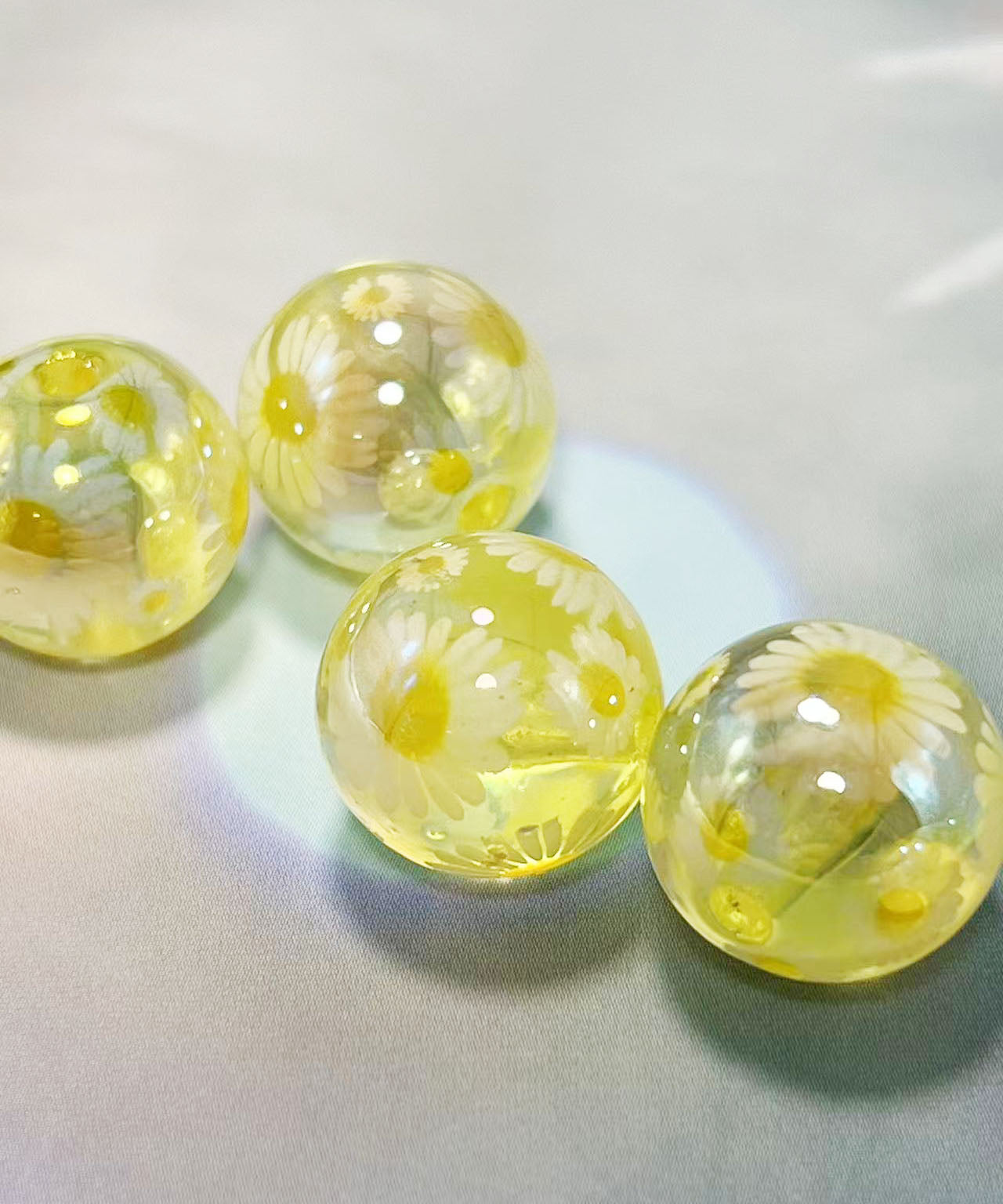 16mm鏡花水月シリーズ｜No.6黄色・マーガレット｜幻想モチーフ入りレジンビーズ