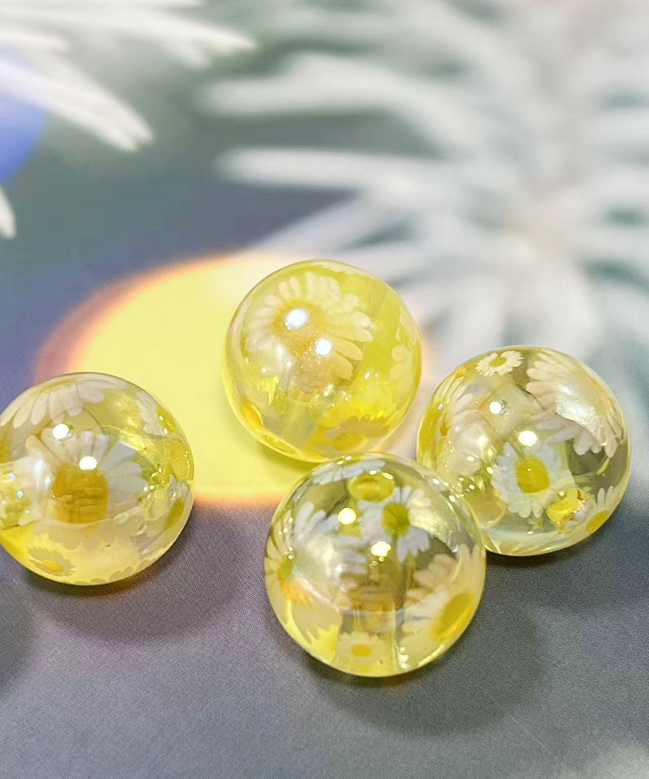 16mm鏡花水月シリーズ｜No.6黄色・マーガレット｜幻想モチーフ入りレジンビーズ