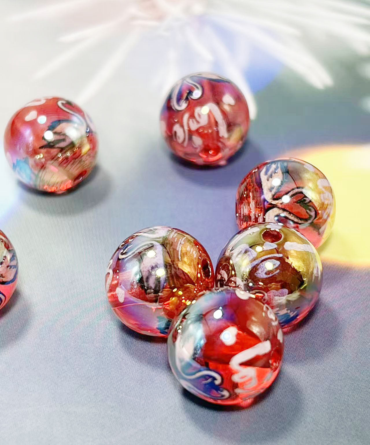 16mm鏡花水月シリーズ｜No.7赤・白鳥｜幻想モチーフ入りレジンビーズ