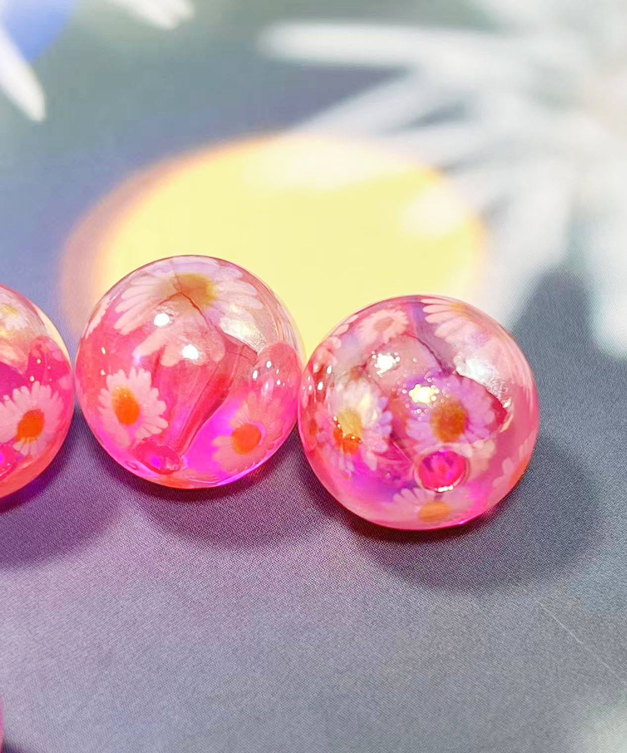 16mm鏡花水月シリーズ｜No.8濃ピンク・マーガレット｜幻想モチーフ入りレジンビーズ