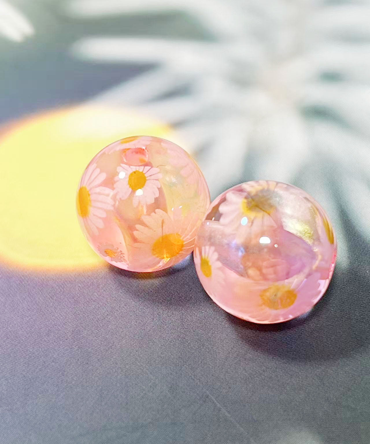 16mm鏡花水月シリーズ｜No.9ピーチピンク・マーガレット｜幻想モチーフ入りレジンビーズ