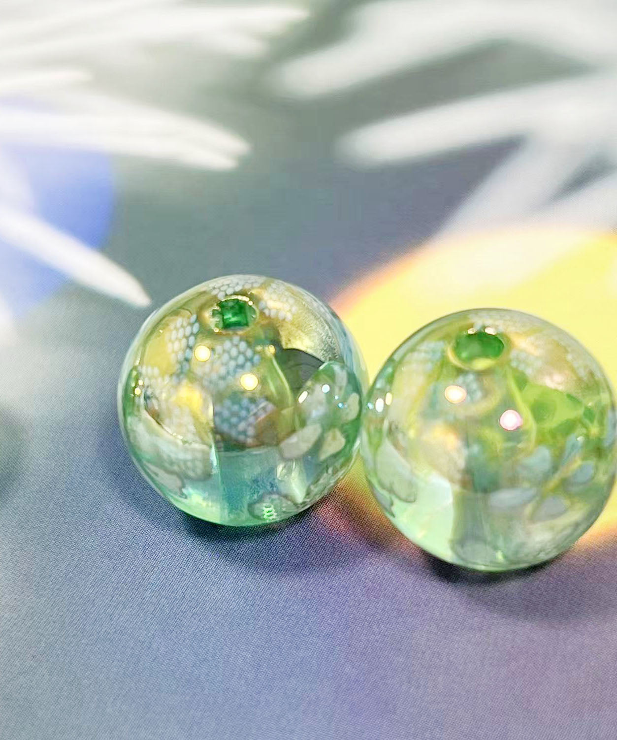 16mm鏡花水月シリーズ｜No.10薄緑・桜｜幻想モチーフ入りレジンビーズ