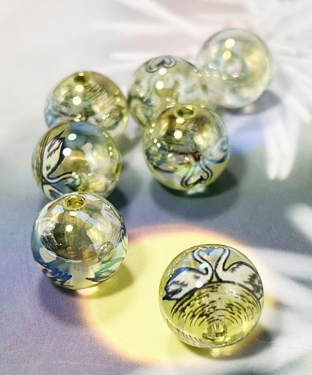 16mm鏡花水月シリーズ｜No.14黄色・白鳥｜幻想モチーフ入りレジンビーズ