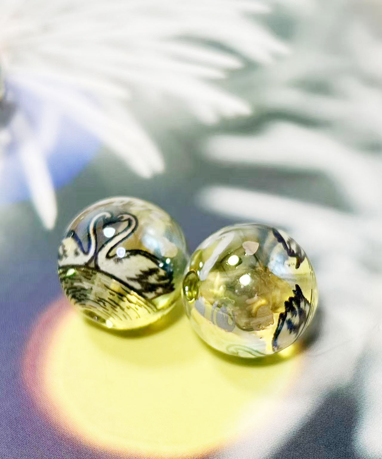 16mm鏡花水月シリーズ｜No.14黄色・白鳥｜幻想モチーフ入りレジンビーズ