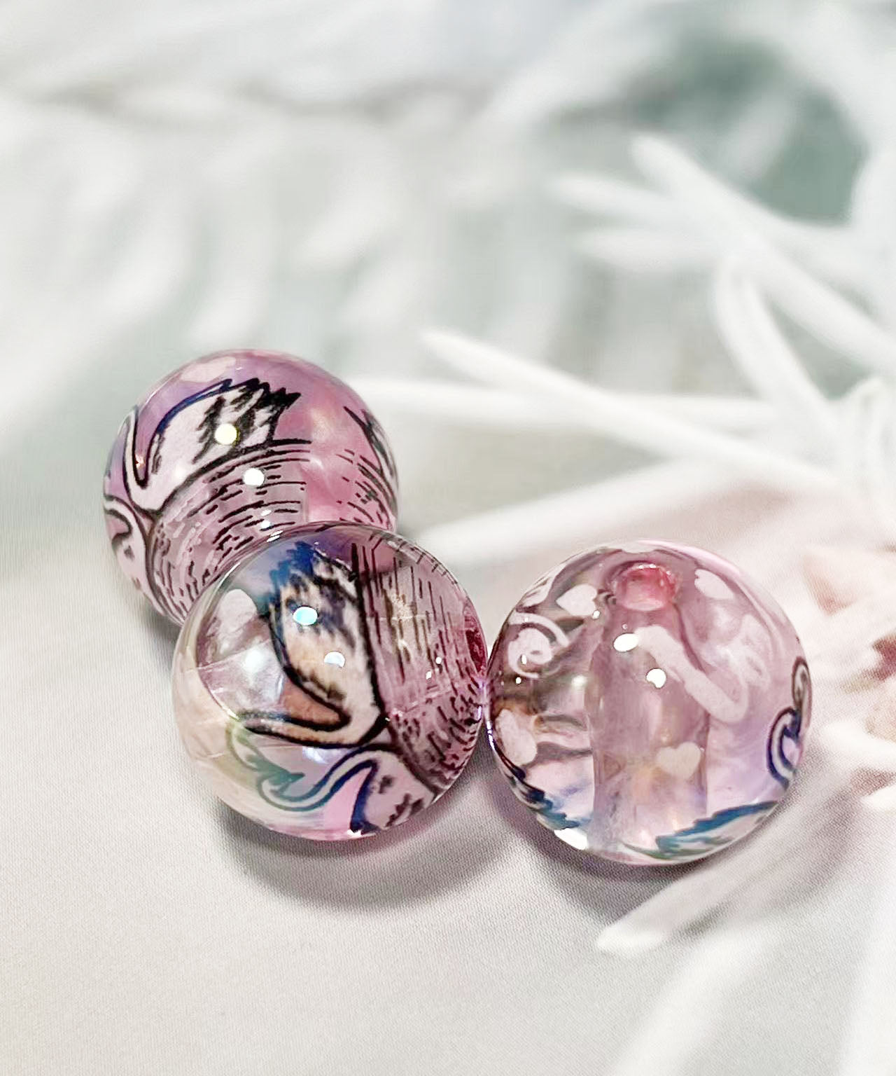 16mm鏡花水月シリーズ｜No.16ピンク・白鳥｜幻想モチーフ入りレジンビーズ