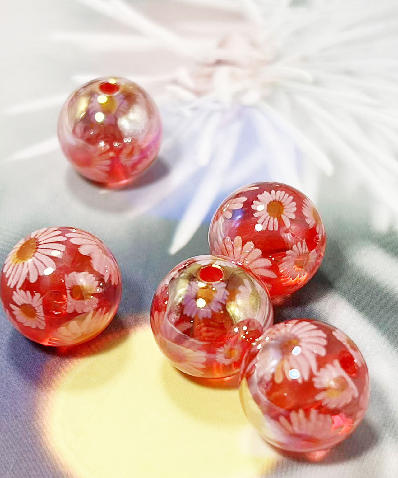 16mm鏡花水月シリーズ｜No.19赤・マーガレット｜幻想モチーフ入りレジンビーズ