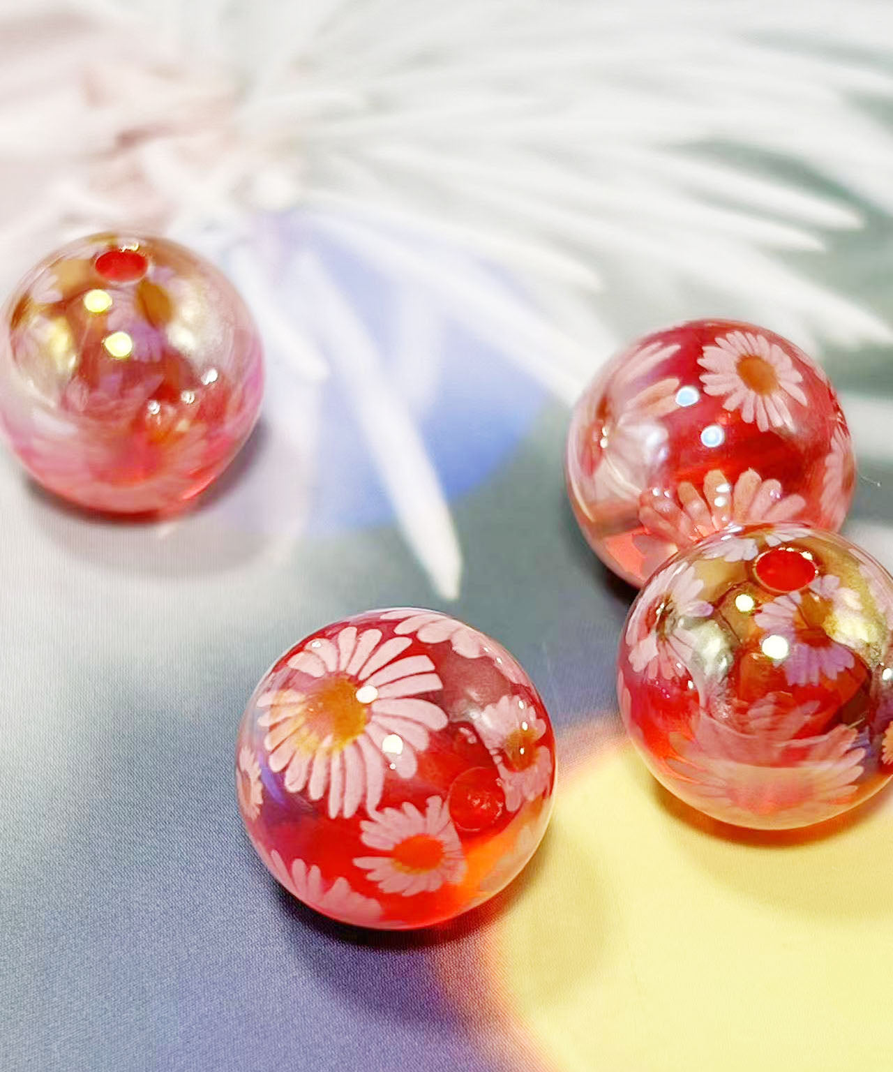 16mm鏡花水月シリーズ｜No.19赤・マーガレット｜幻想モチーフ入りレジンビーズ
