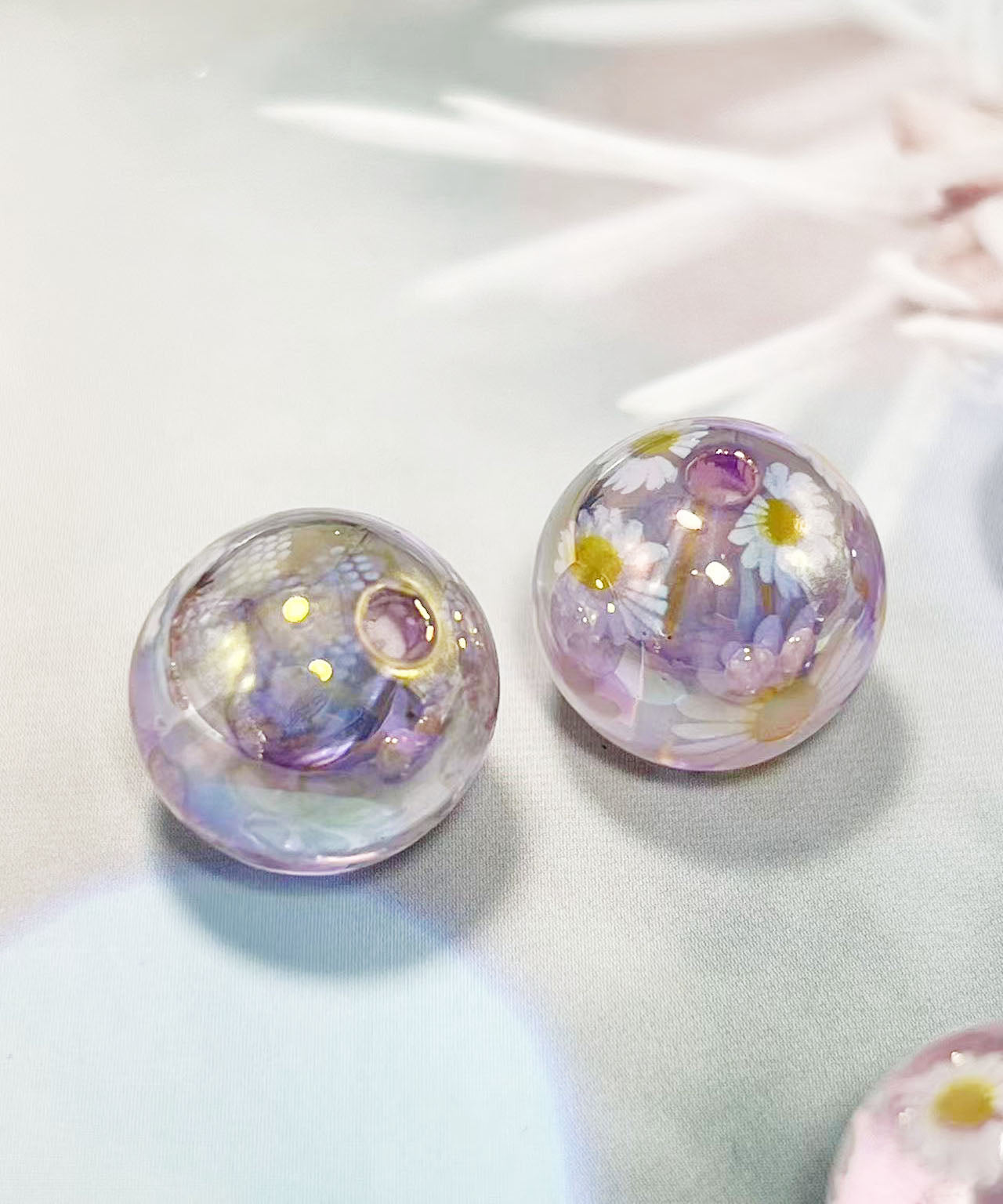 16mm鏡花水月シリーズ｜No.20薄紫・マーガレット｜幻想モチーフ入りレジンビーズ